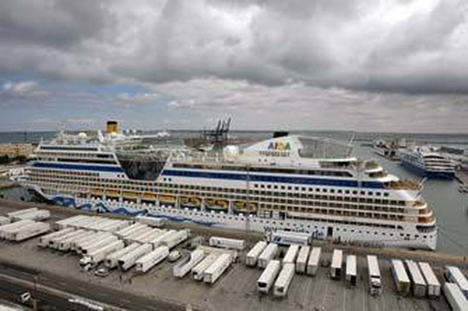 Uno de los cruceros atracado en el Muelle Ciudad de la capital gaditana. /José Braza