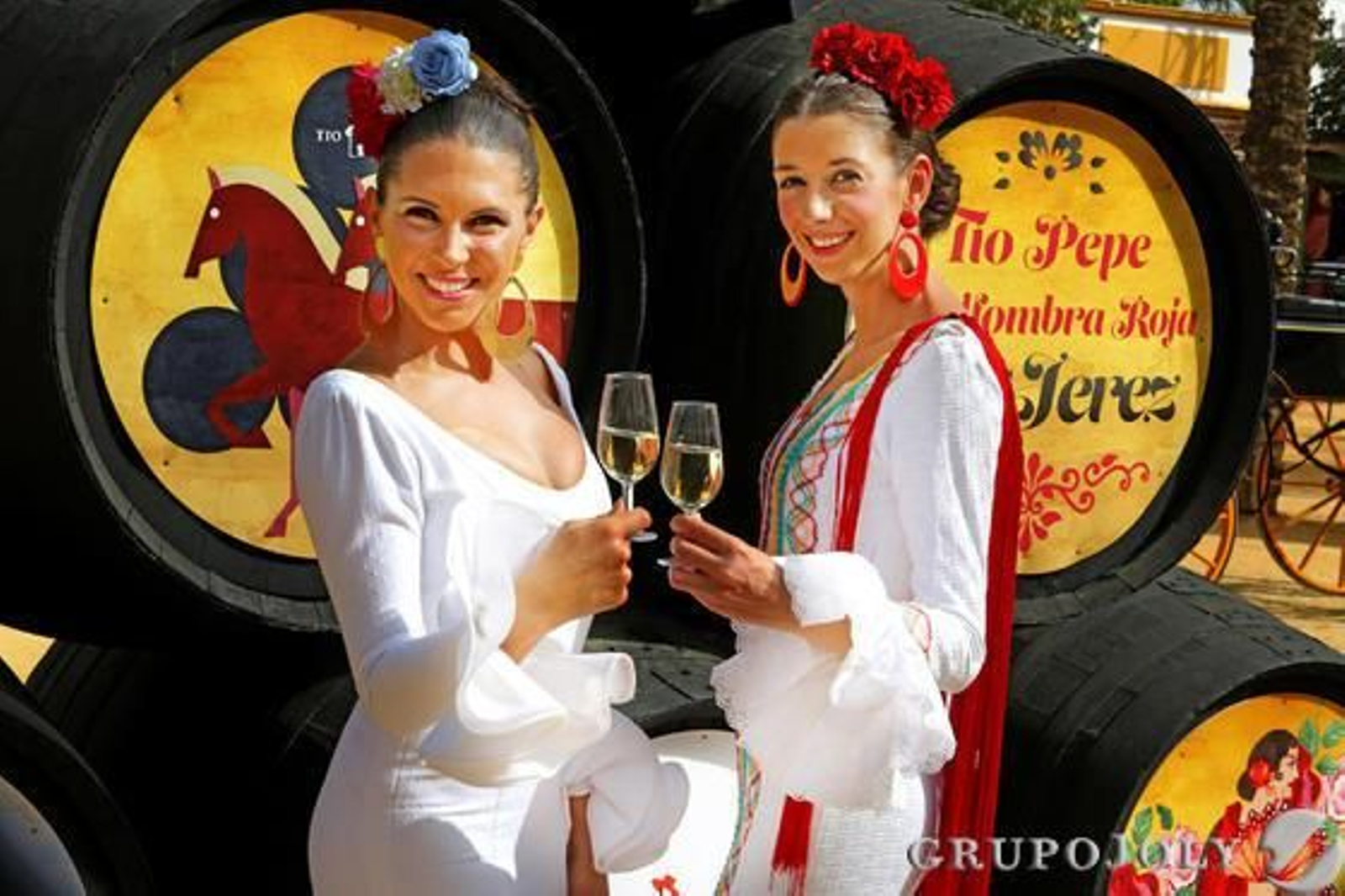 Dos jóvenes brindan por la Feria junto a botas de Tío Pepe. 

Foto: Pascual