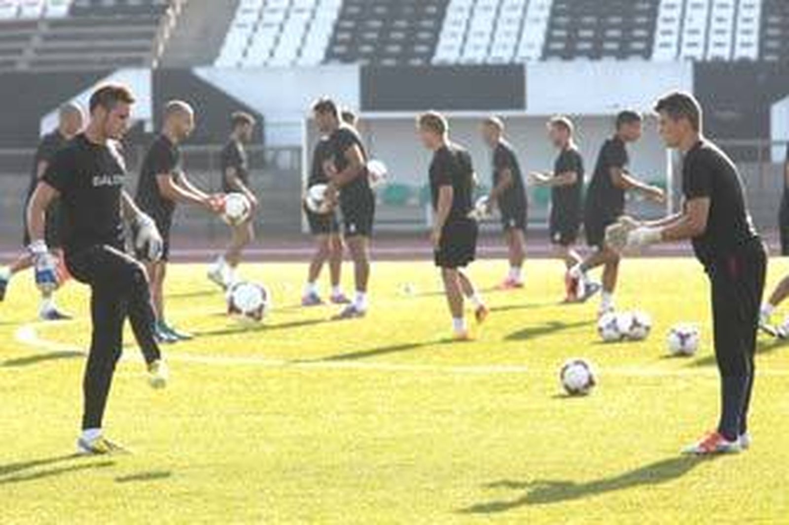 Lolo Soler (d) y Mateo, durante un entrenamiento en el Municipal. /Andrés Carrasco