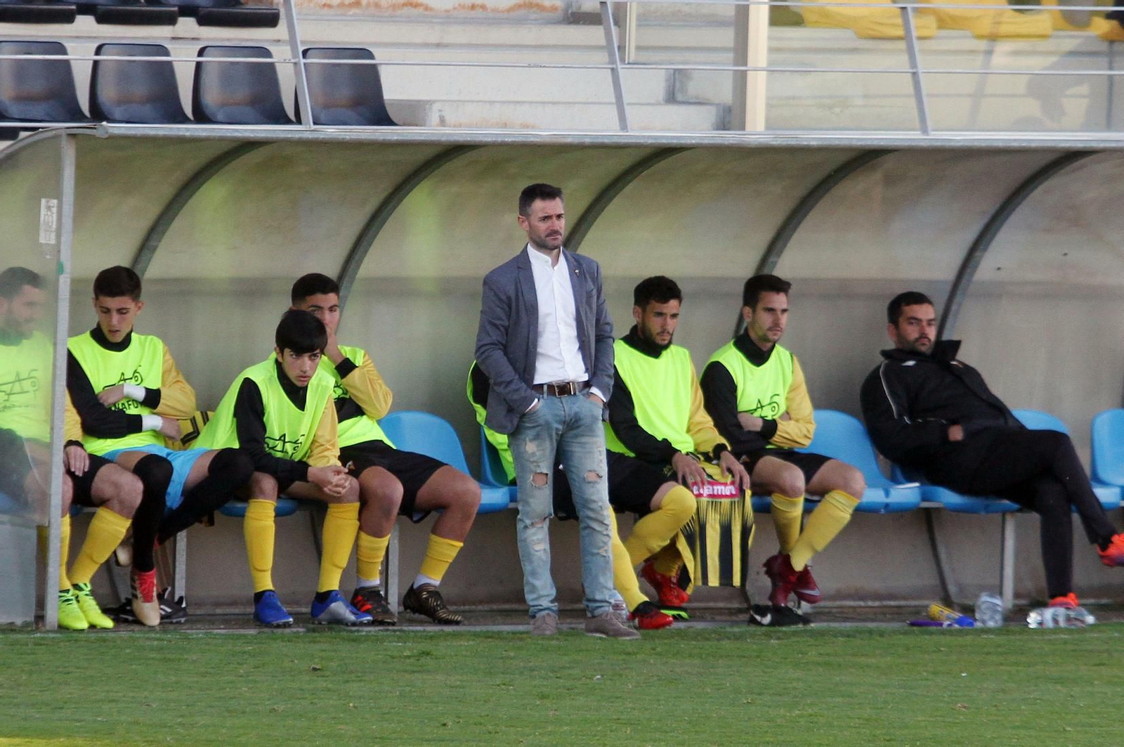El técnico aurinegro Jesús Lino, de pie, y su entrenador de porteros, Rubén García, sentado a la derecha; fueron expulsados en el encuentro de ayer. El técnico aurinegro Jesús Lino, de pie, y su entrenador de porteros, Rubén García, sentado a la derecha; fueron expulsados en el encuentro de ayer.