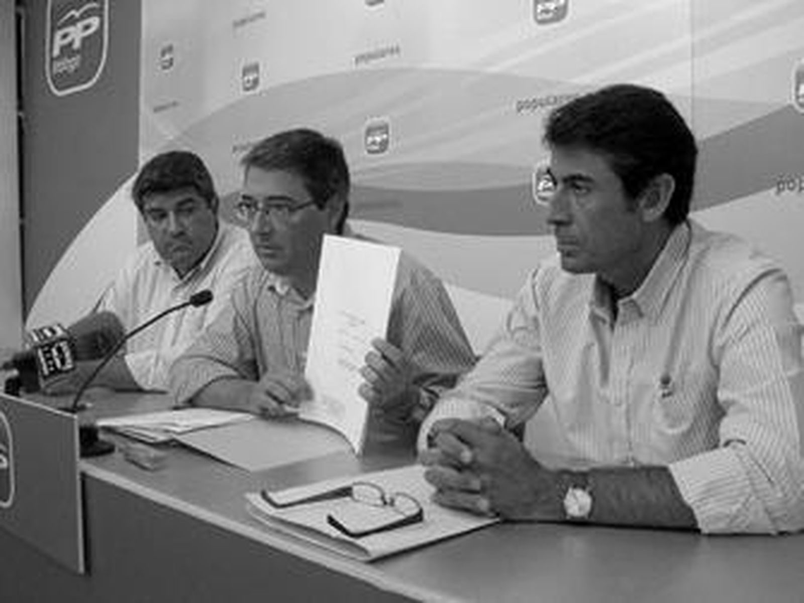 Salado, en el centro, acompañado de los diputados provinciales Manuel Navarro y Fernando Fernández Tapia.