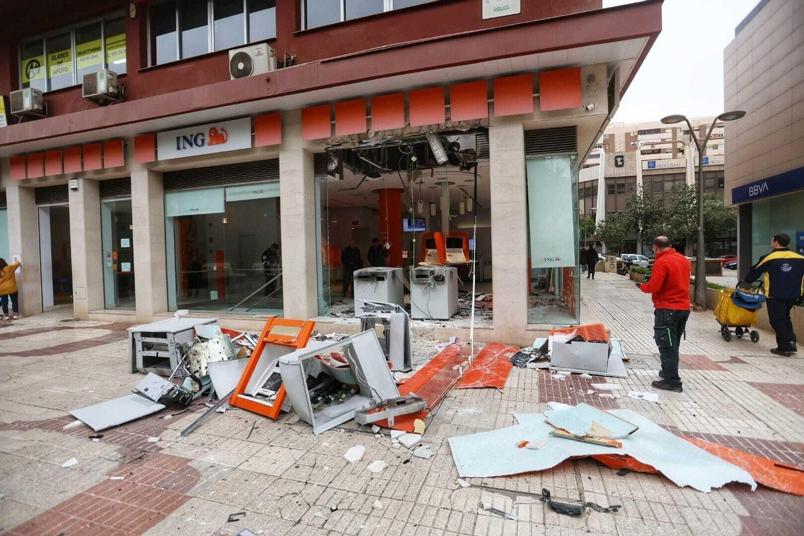 Retiran los escombros que ha dejado la explosión del cajero en la sucursal bancaria de la avenida de Andalucía