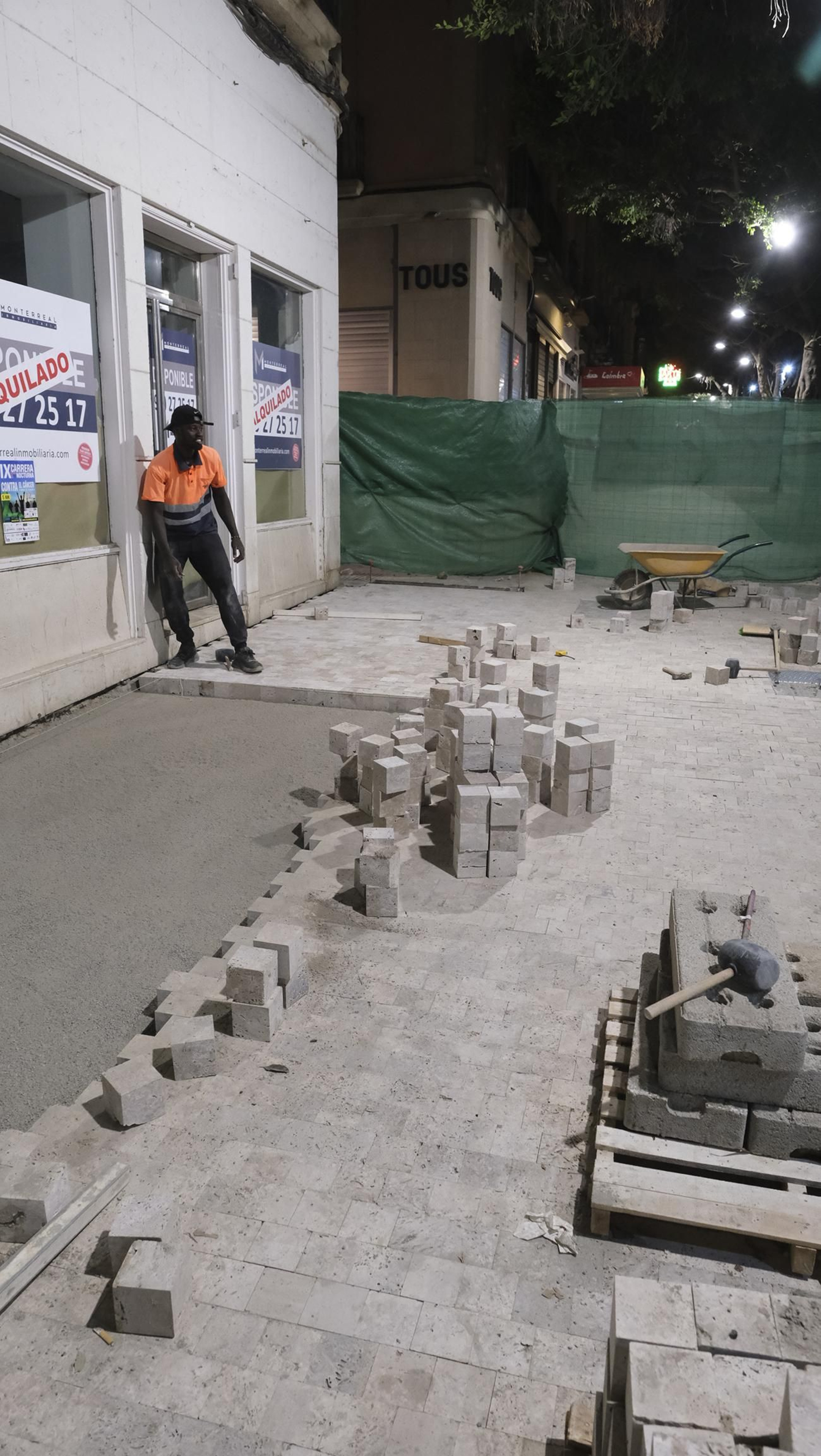 Las obras de peatonalización del Paseo de Almería entran en el turno de noche, en imágenes