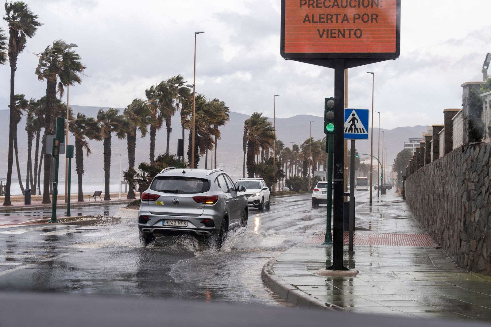 Un cartel luminoso pide precaución por viento en Nueva Almería.