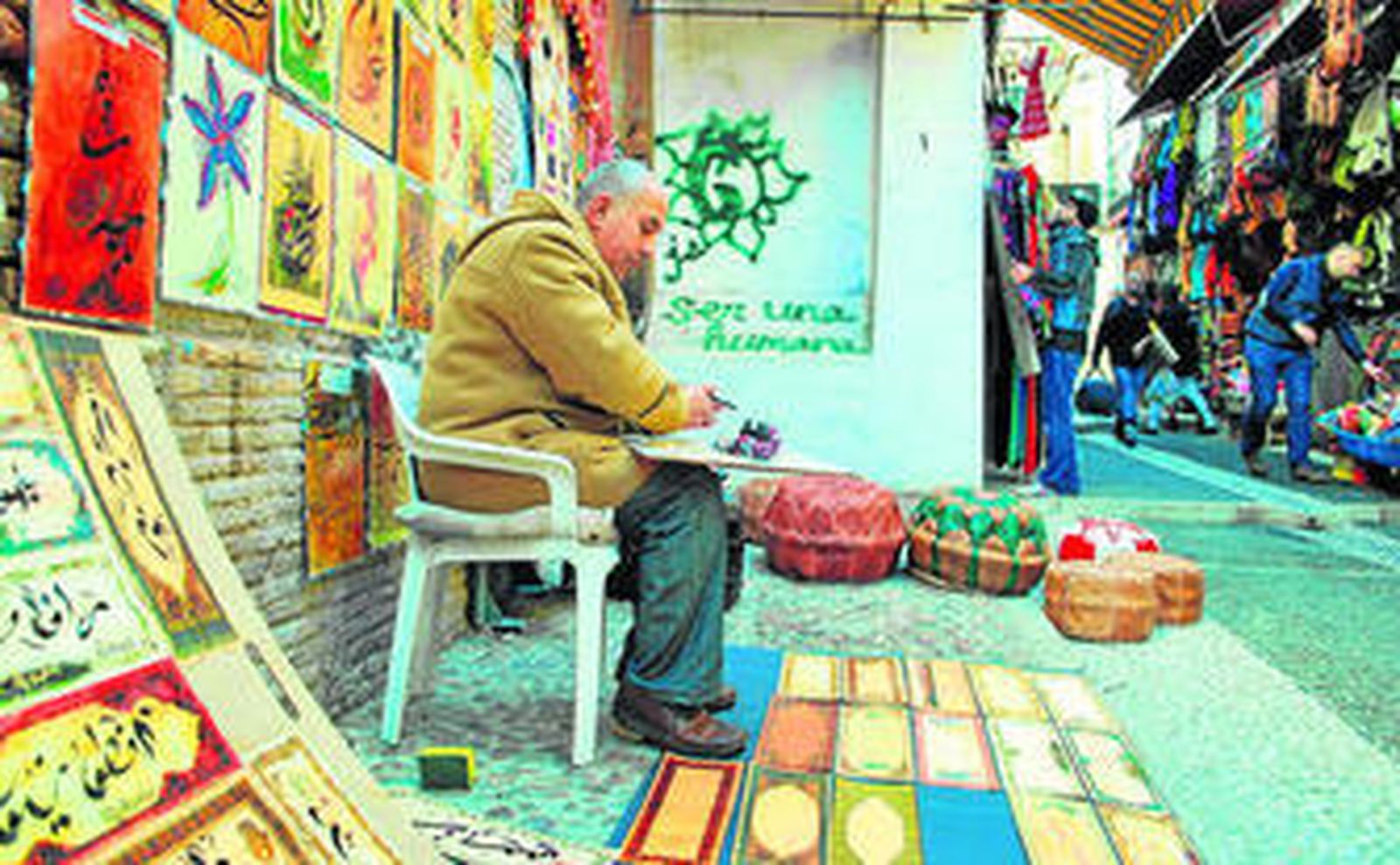 Said escribe un nombre en su espacio de la Calderería.