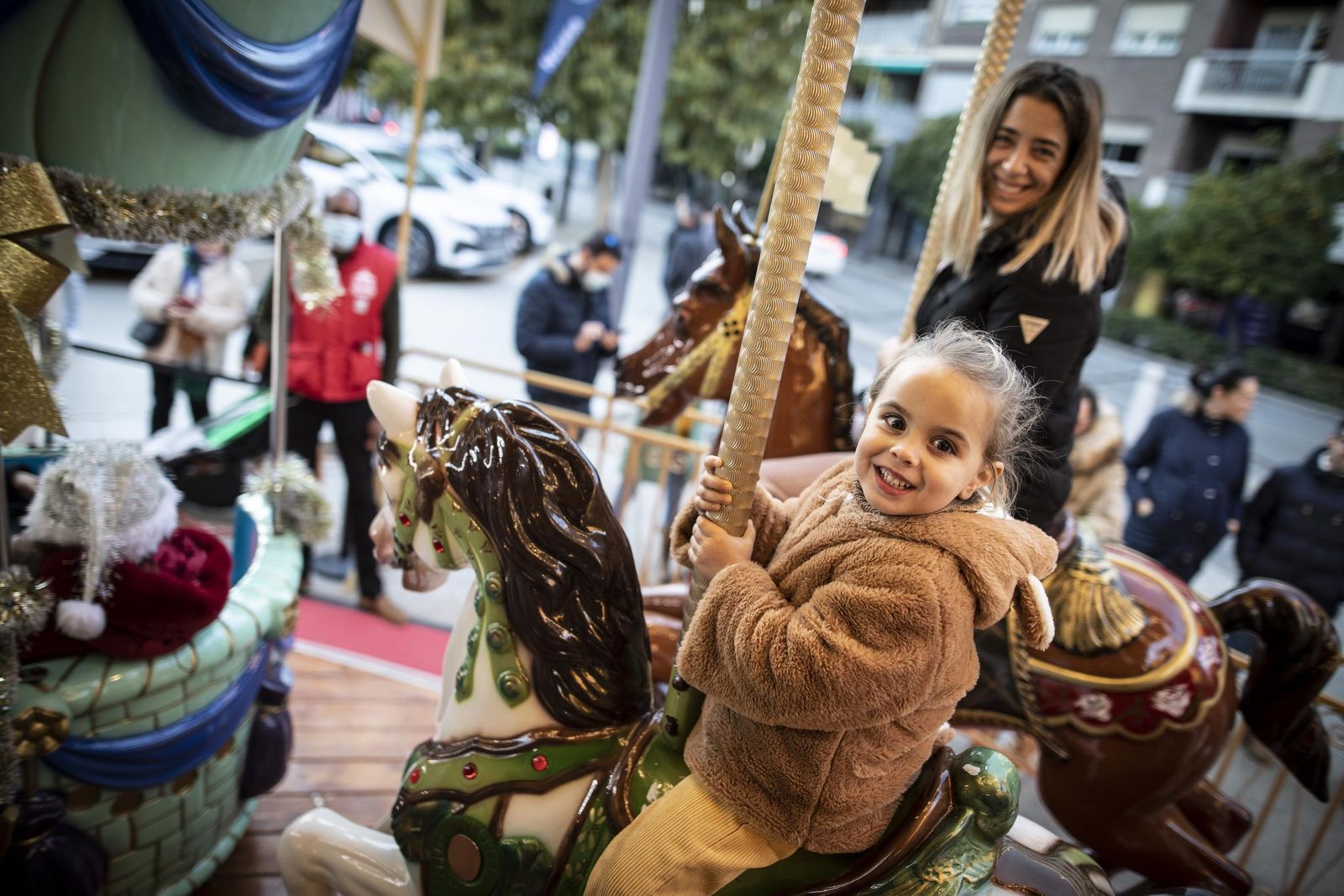 Multitud de visitantes y ambiente navideño en Granada durante el puente, en imágenes