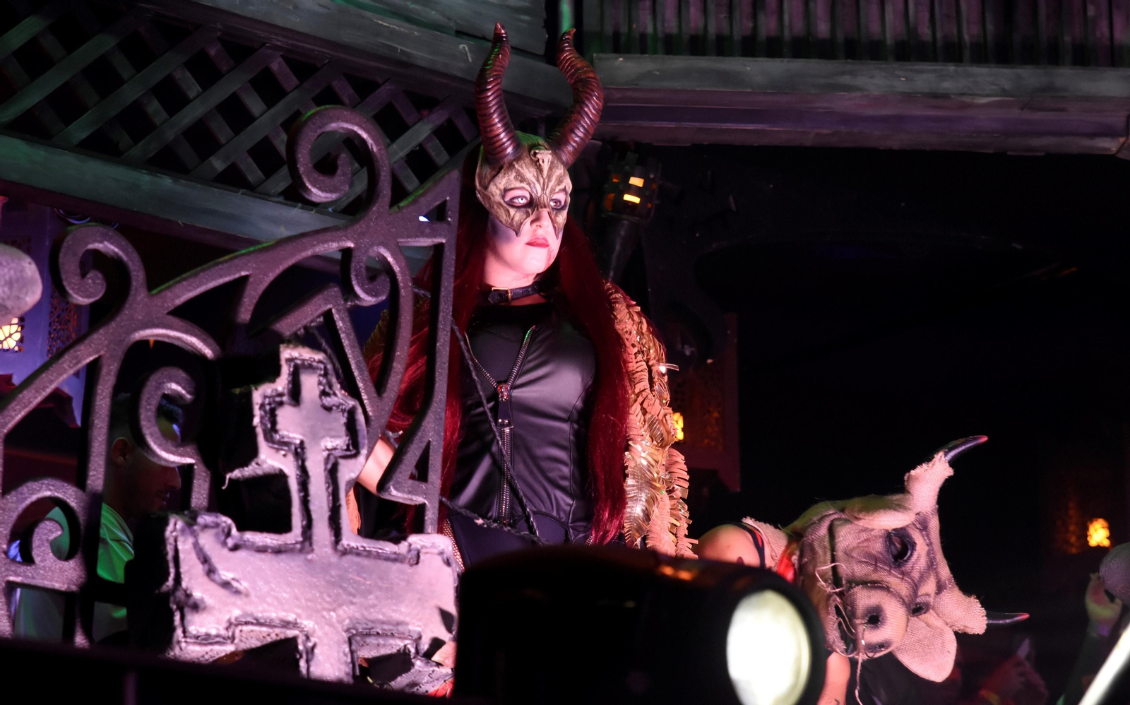 El festival Elrow reúne en Córdoba a miles de personas, en imágenes