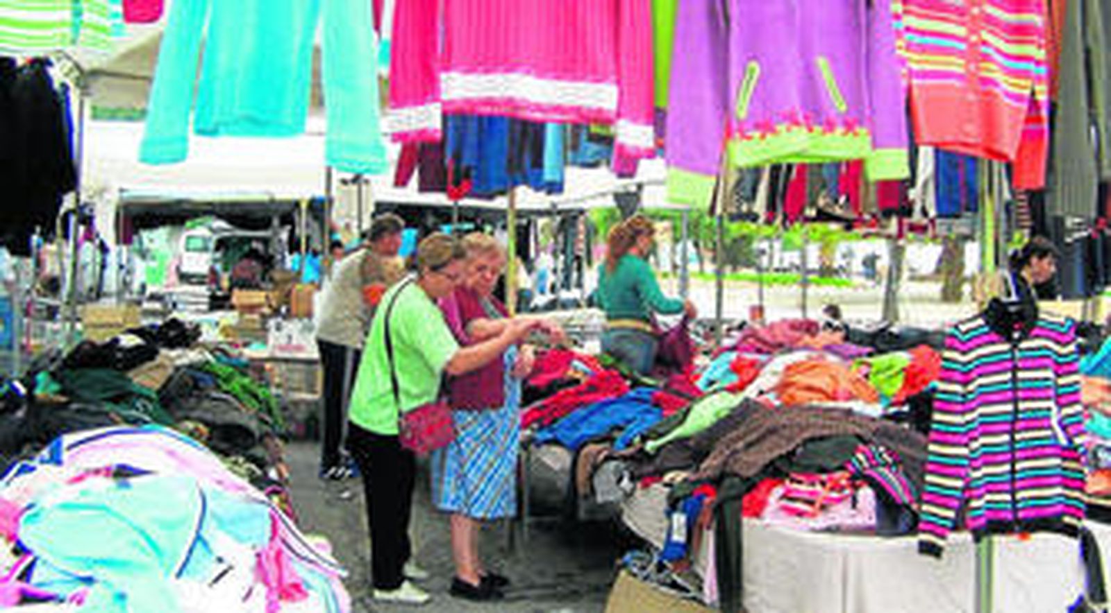 Uno de los puestos del tradicional mercadillo que se organiza los viernes en la ciudad de Puente Genil.