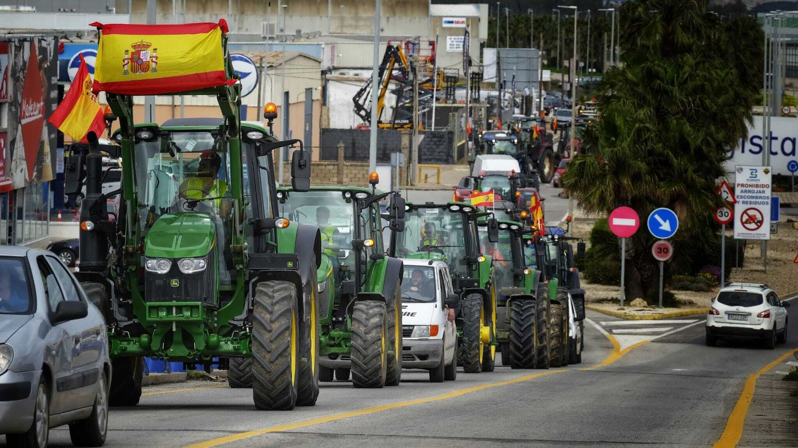 Imágenes de una nueva jornada de protesta de los agricultores en las carreteras de Chiclana