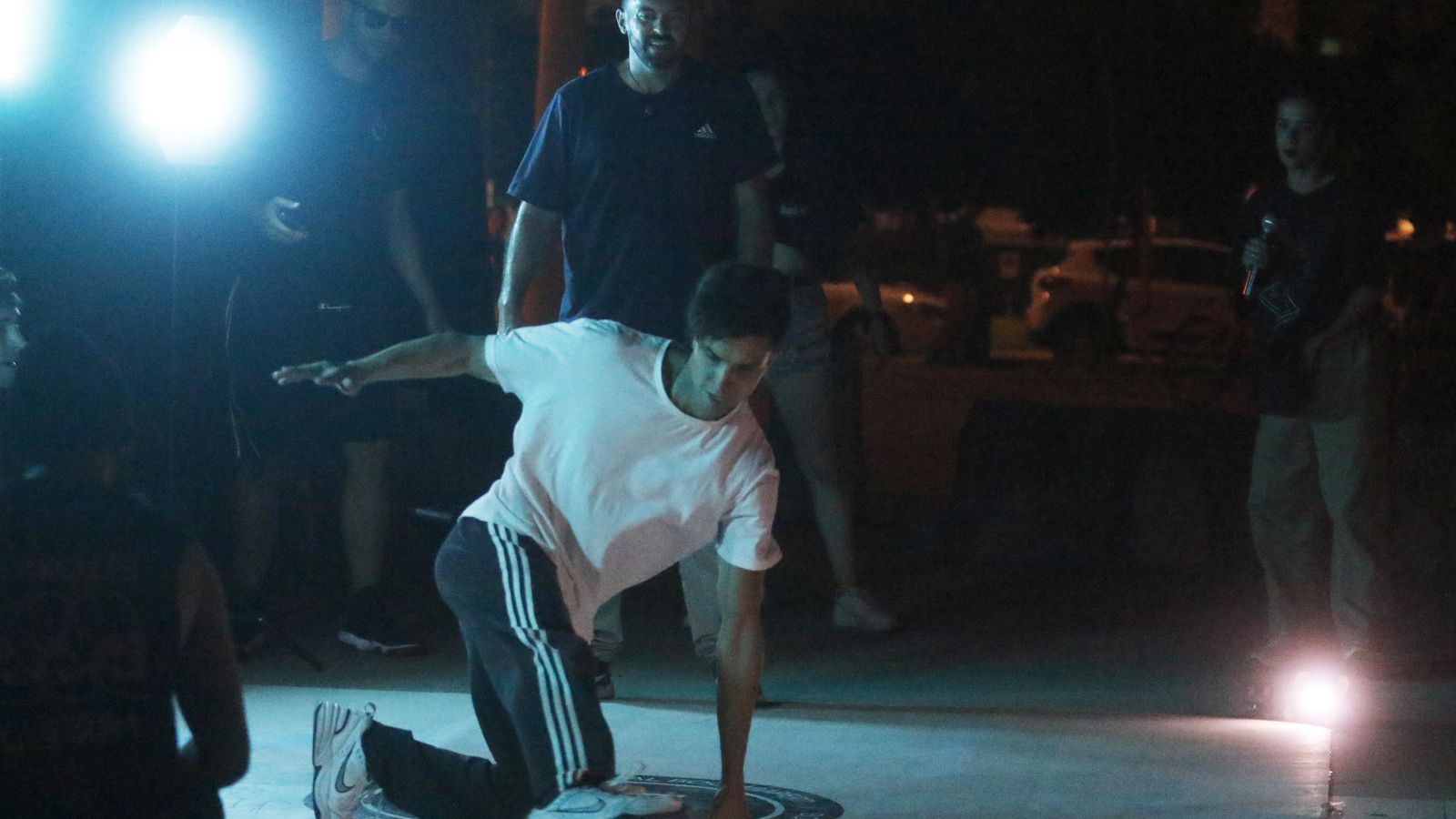 Nato baila breaking sobre el escenario.