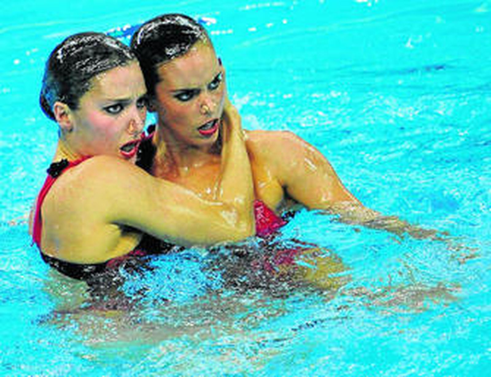 Ona Carbonell y Andrea Fuentes, durante la prueba de dúo artístico disputada ayer.