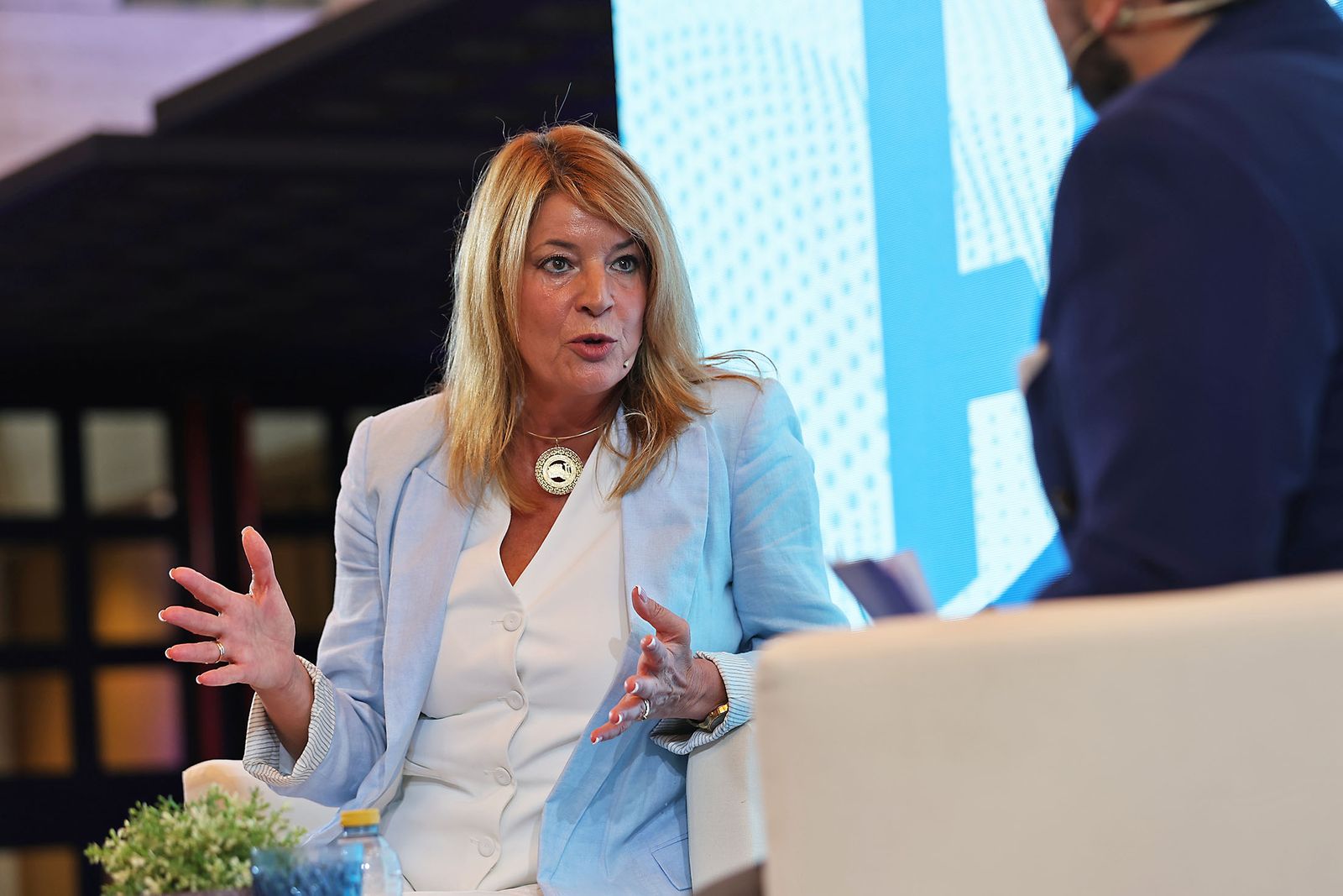 Imágenes de la celebración del primer aniversario del Gobierno Local de Pilar Miranda en el consistorio onubense.