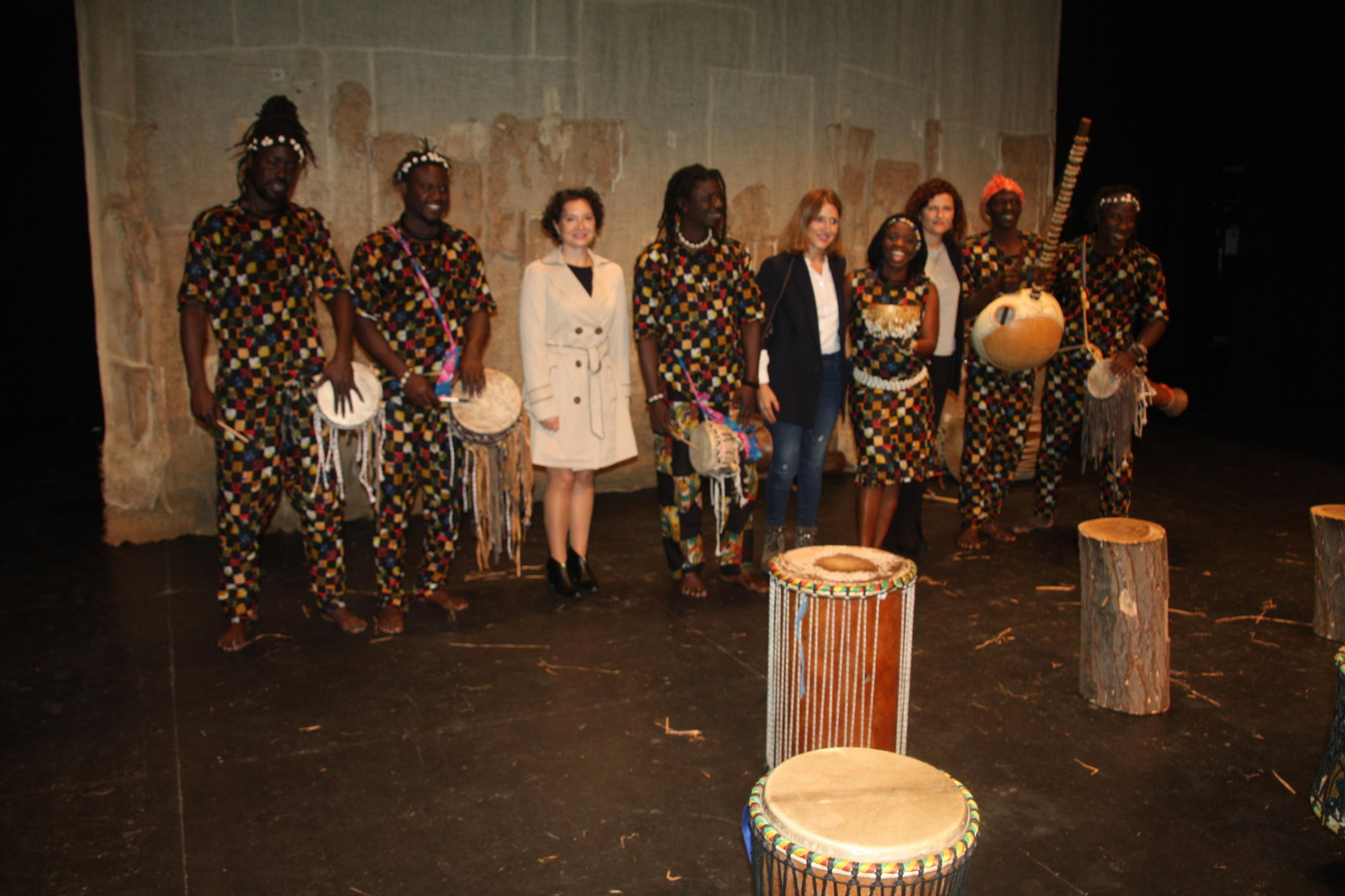 Presentación del espectáculo de ritmos senegaleses en el Auditorio de El Ejido.