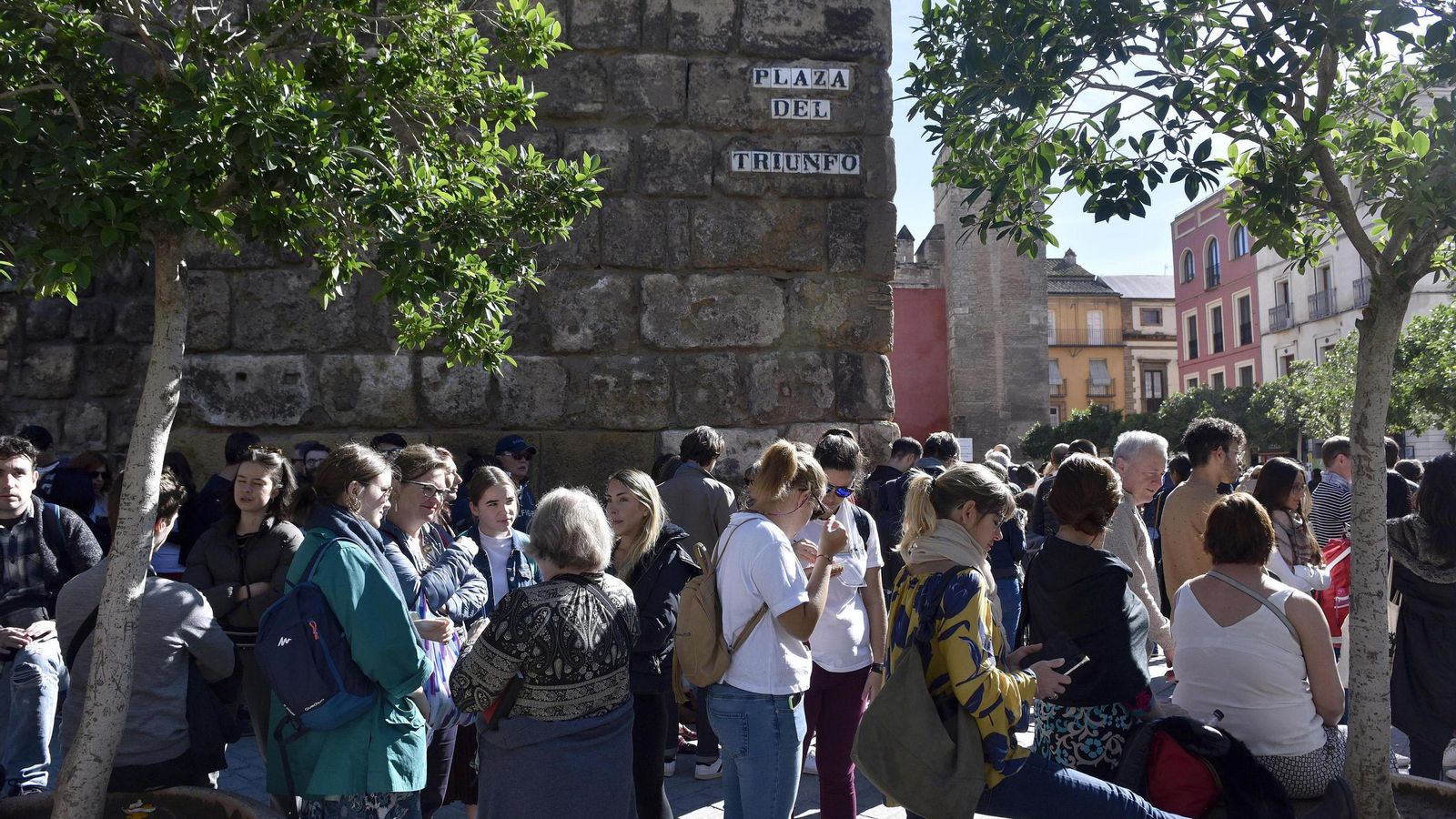 Cola de turistas para acceder al Alcázar.