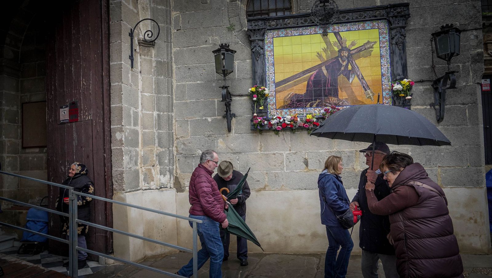 Imágenes del primer viernes de marzo de tradicionales besapiés y besamanos