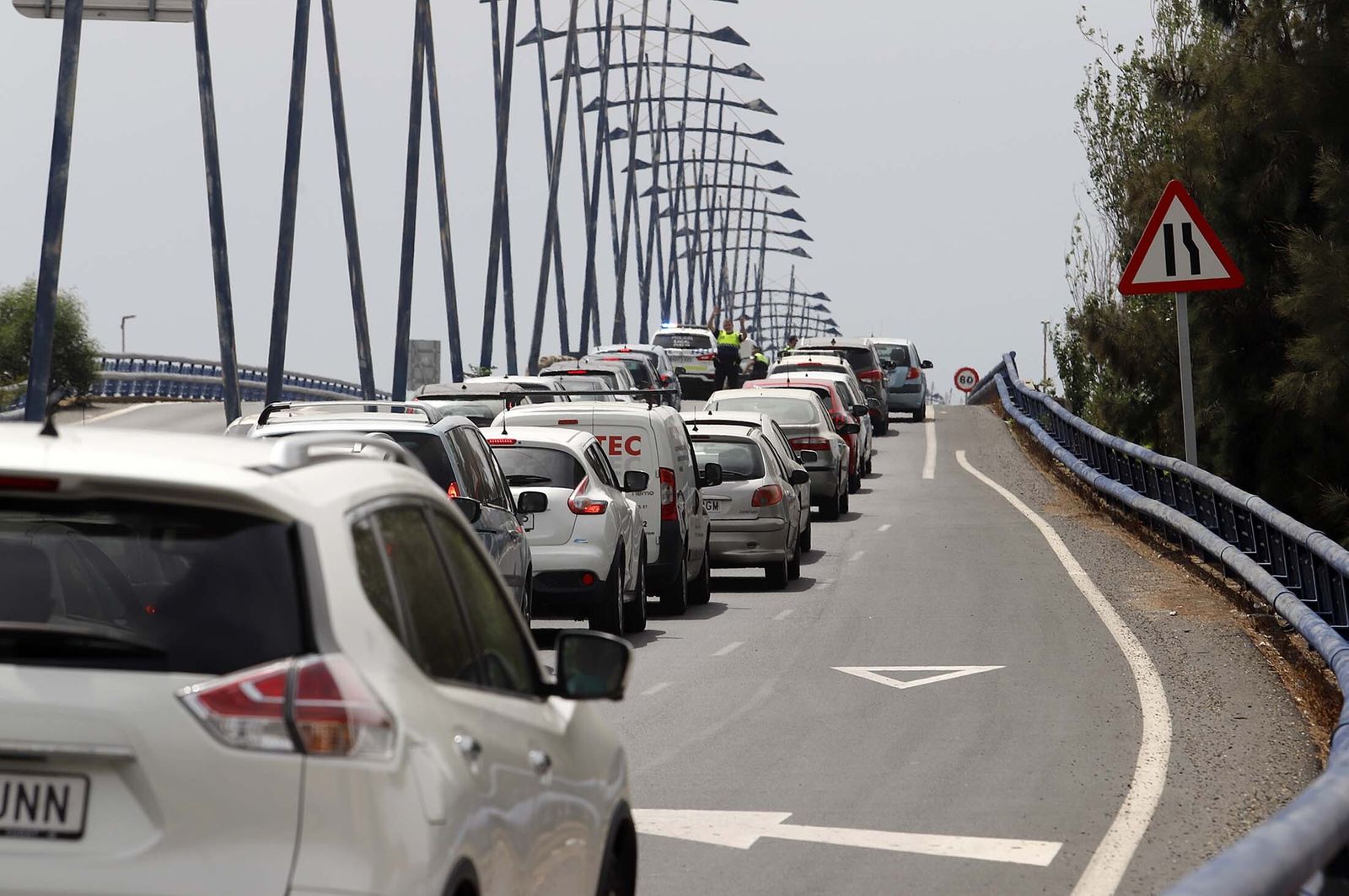 Imágenes de las retenciones provocadas por un accidente en el puente del Odiel