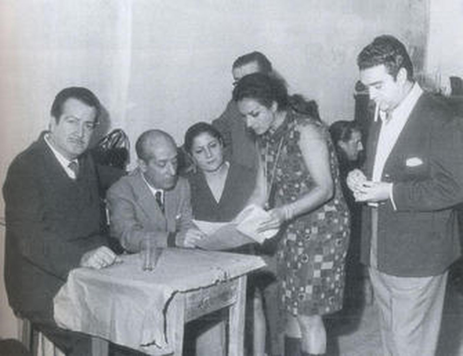 Rafael de León, primero a la izquierda, con Quintero, Quiroga (detrás) y Lola Flores.