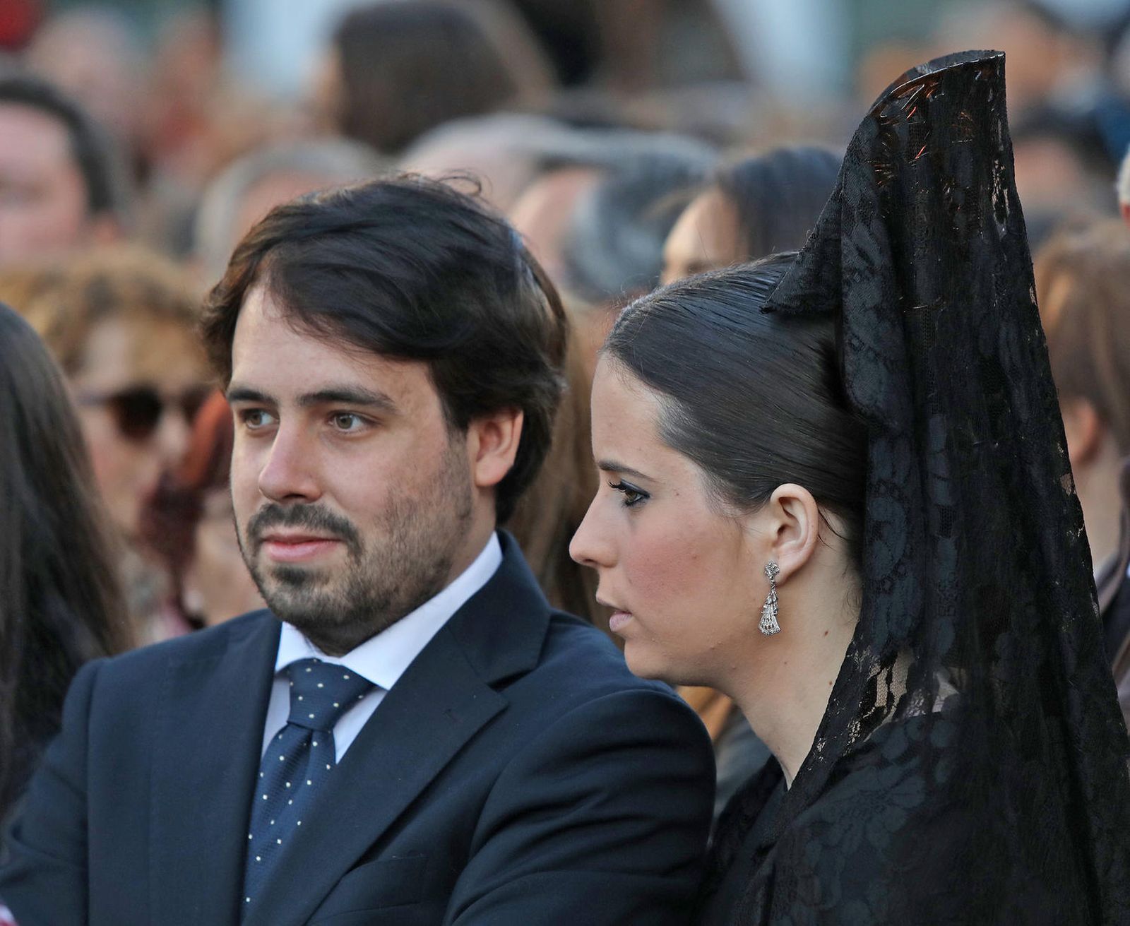 Una pareja perfectamente vestida para la solemnidad del Jueves Santo en la que es tradicional la puesta de mantilla.
