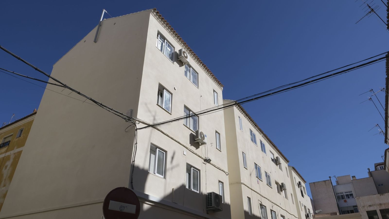 La rehabilitación de los edificios del barrio de los pintores en Almería avanza a buen ritmo, en imágenes