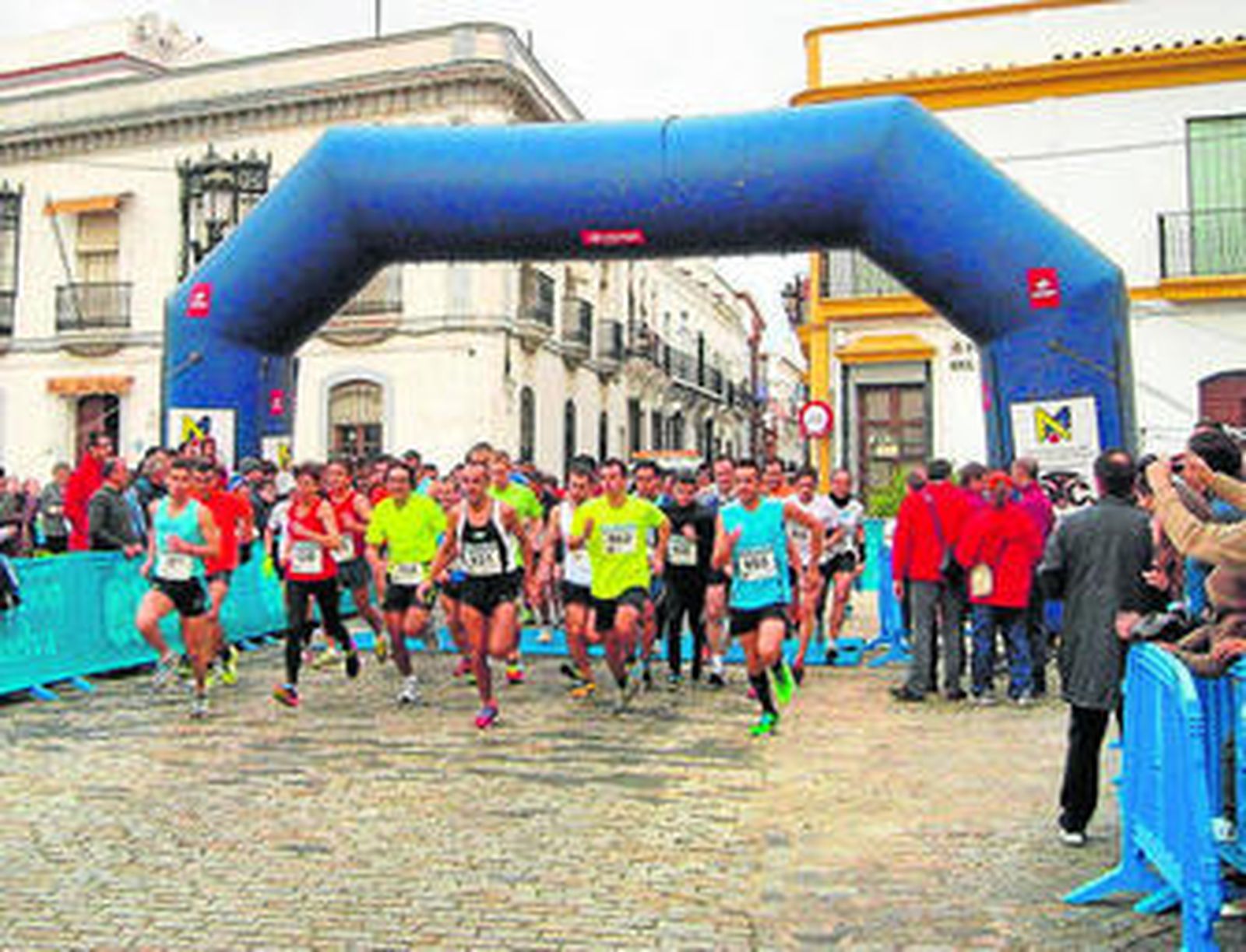 Salida de la categoría absoluta en la prueba moguereña, el pasado sábado en la plaza del Cabildo.