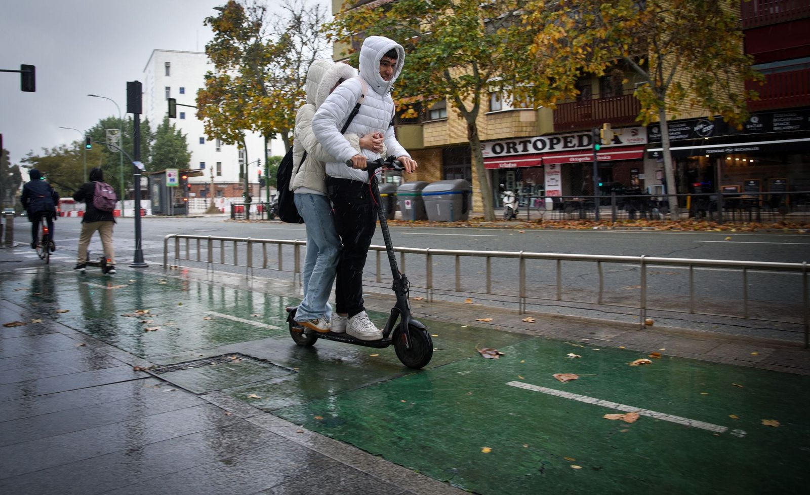 Dos personas sobre un patinete, una infracción