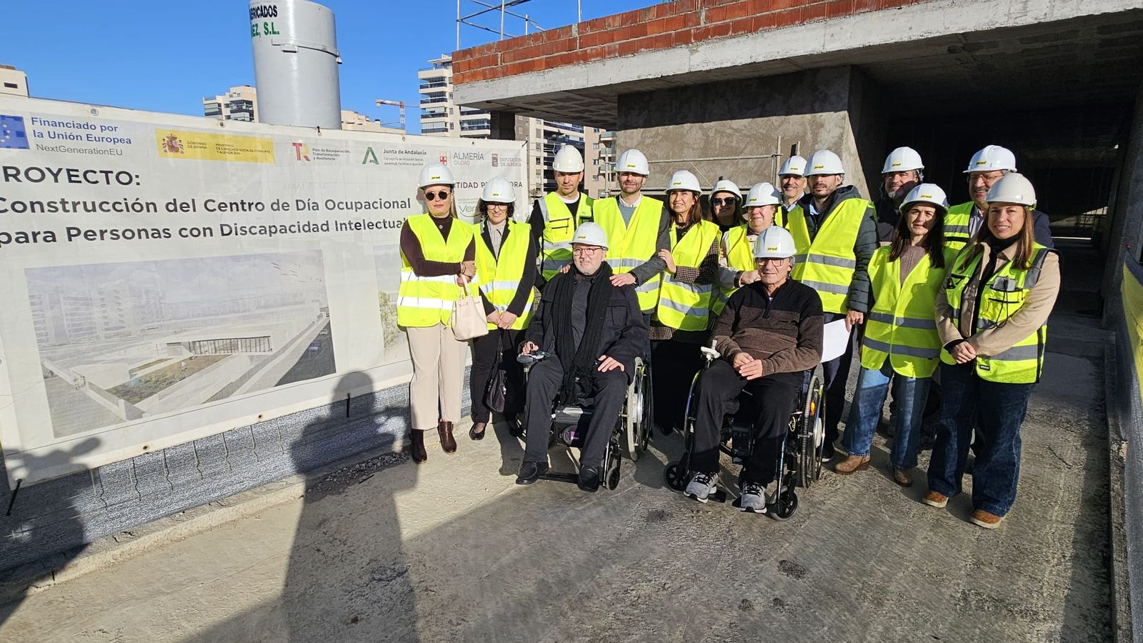La directiva de la asociación, personas usuarias, Junta de Andalucía y Ayuntamiento han visitado hoy las obras