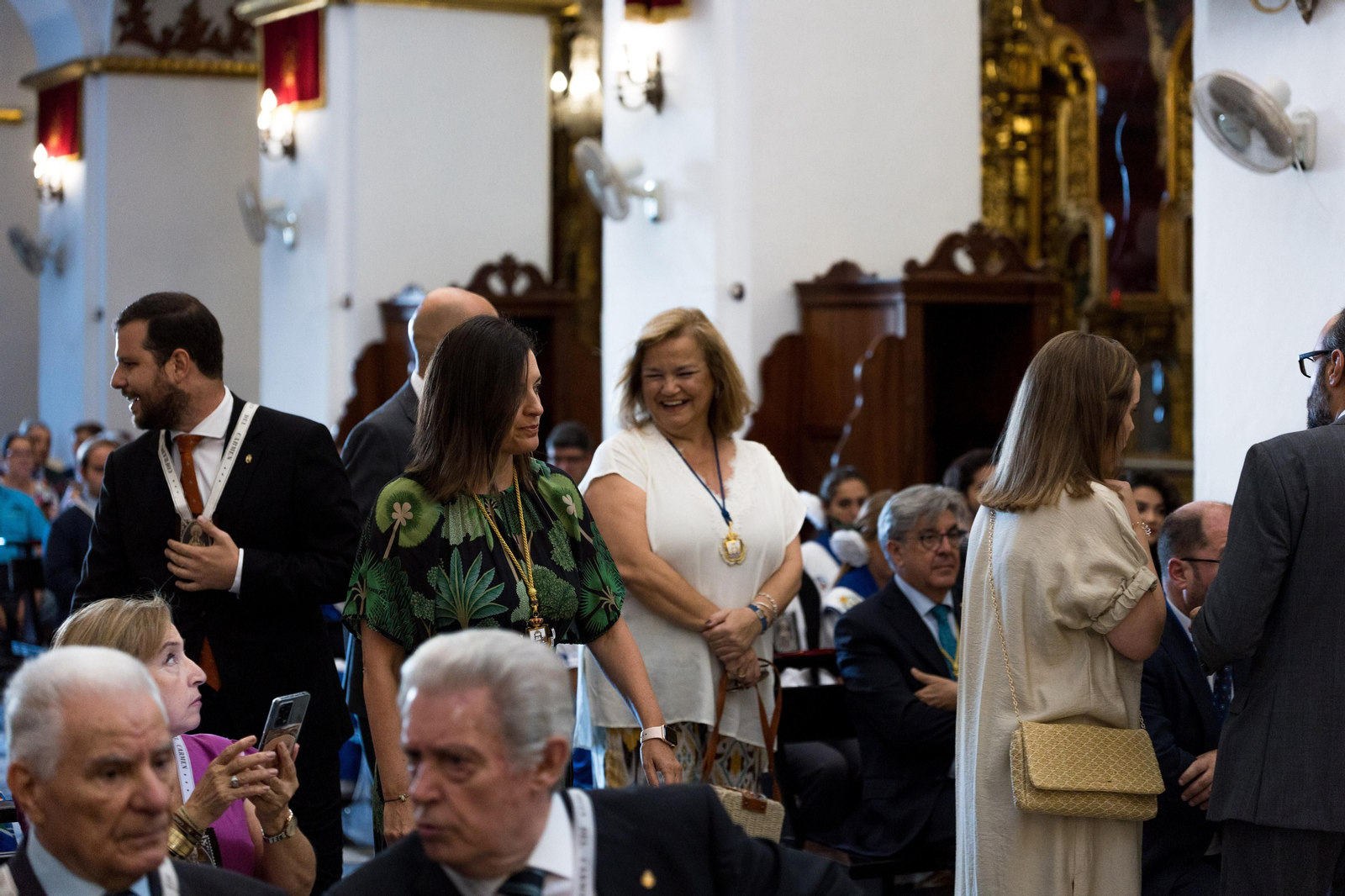 Las imágenes de la función y el besamanos a la Virgen del Carmen en San Fernando
