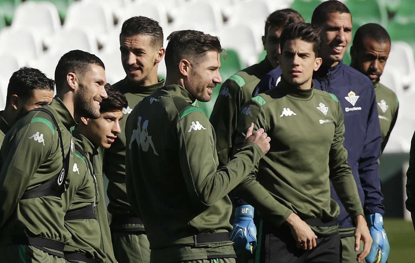 Bartra mira a Javi García en el entrenamiento de hoy.