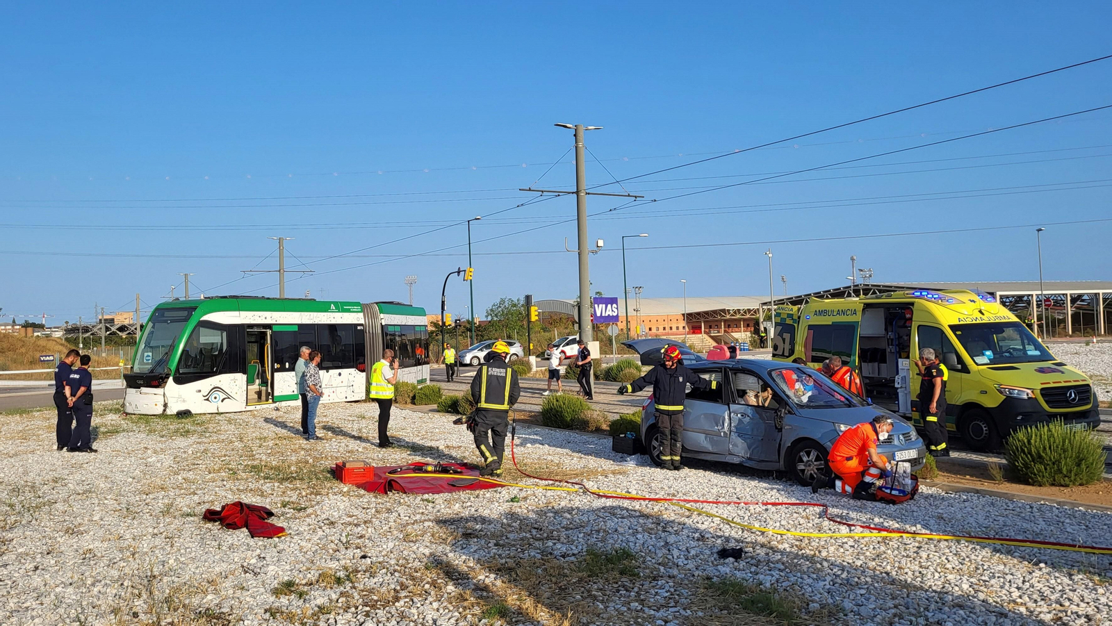 Las fotos del accidente entre el Metro de Málaga y un coche en El Cónsul