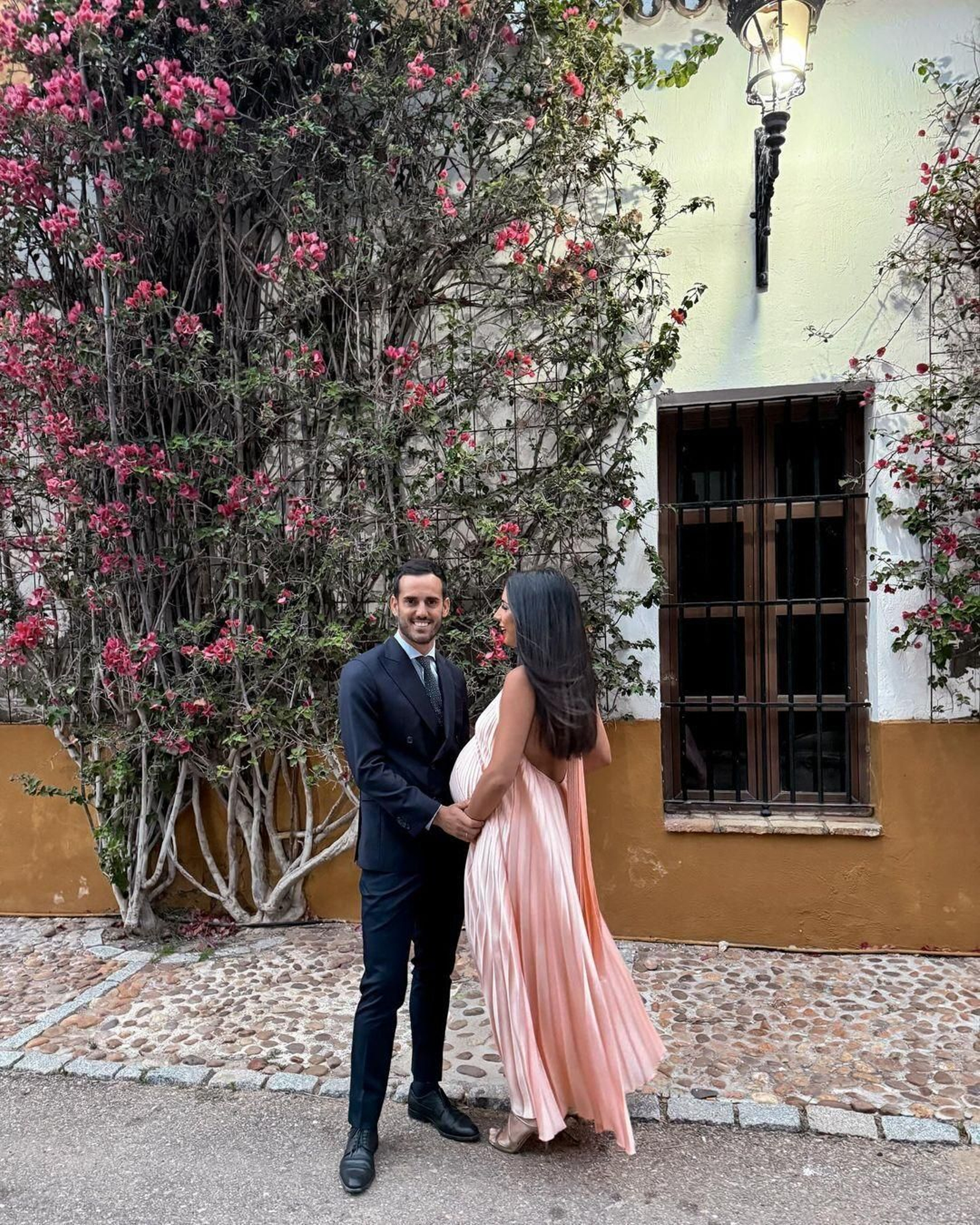 Juanmi, junto a su esposa, Lorena López, en la boda de Álex Moreno