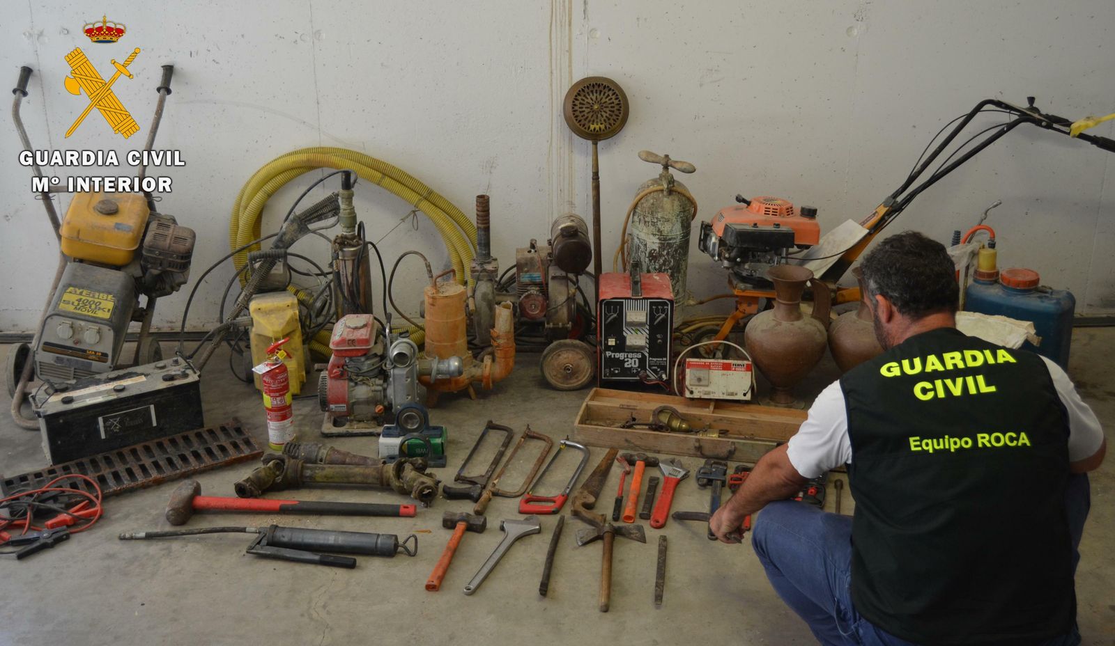 Un agente del Equipo Roca muestra una incautación de otra operación.