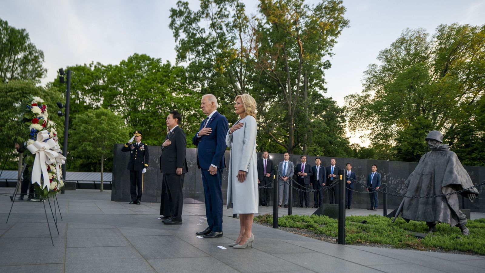 El presidente estadounidense, Joe Biden, y la primera dama, Jill Biden, participan en una ceremonia de colocación de una ofrenda floral con el presidente surcoreano, Yoon Suk-yeol, y su esposa, Kim Keon-hee, en el Monumento a la Guerra de Corea, en Washington DC.