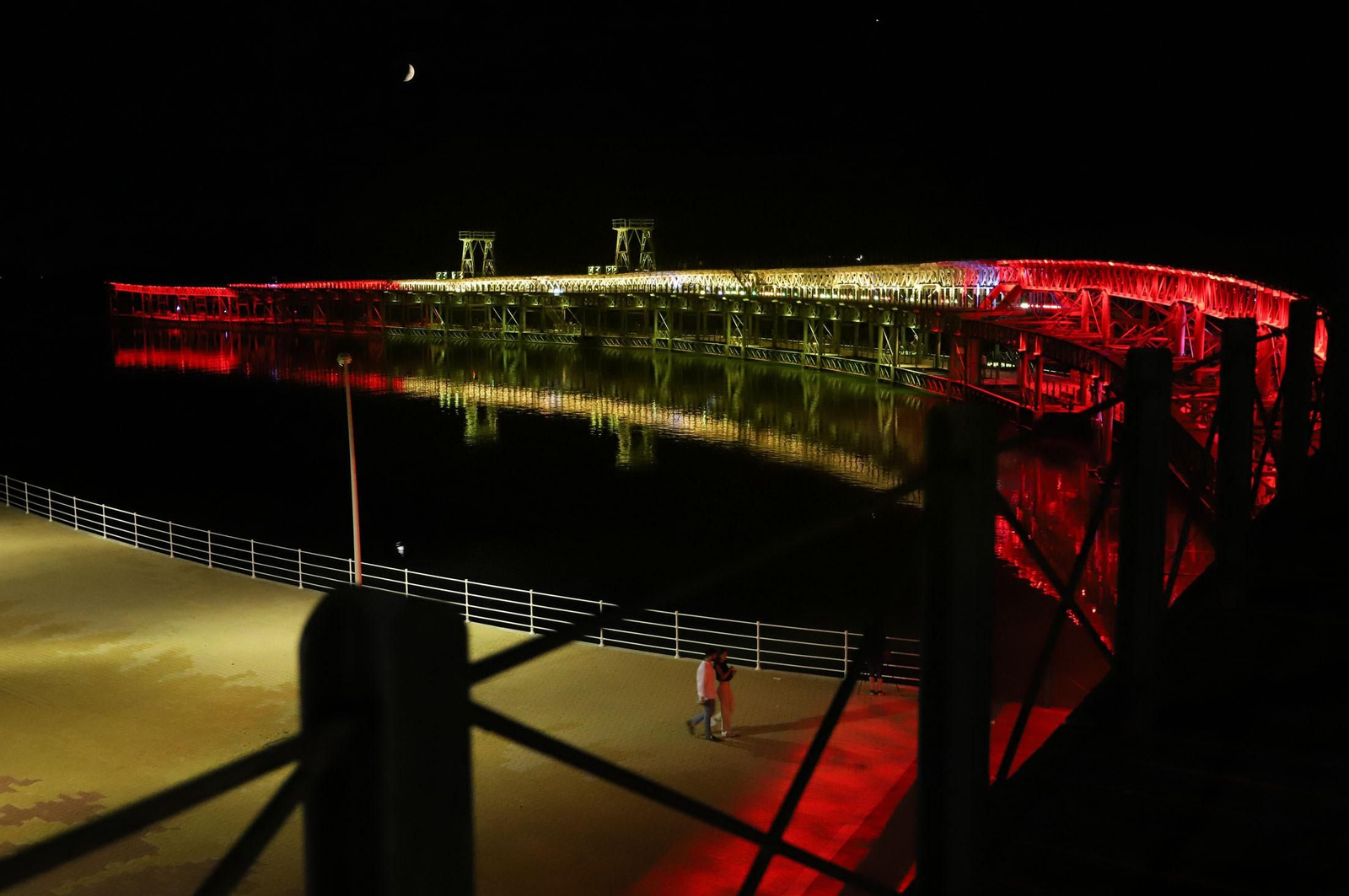 El muelle de mineral de la compañía Riotinto se engalana con los colores de España para celebrar el día de la Hispanidad, en imágenes