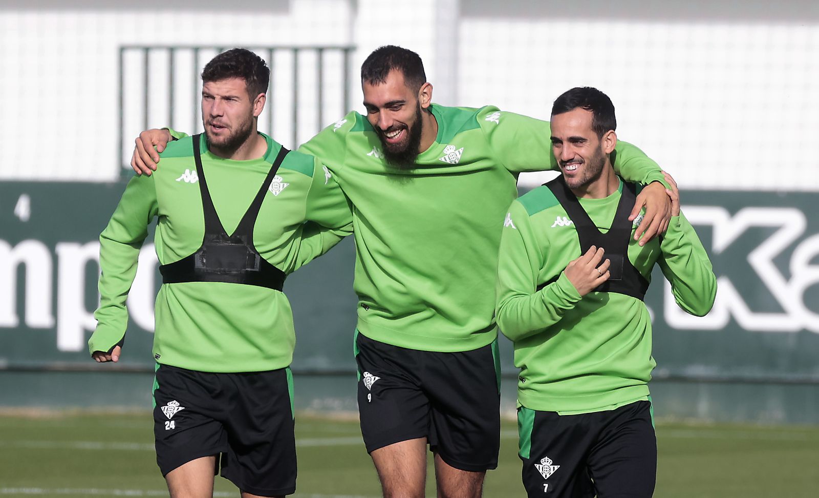 Borja Iglesias, sonriente, entre Aitor Ruibal y Juanmi.