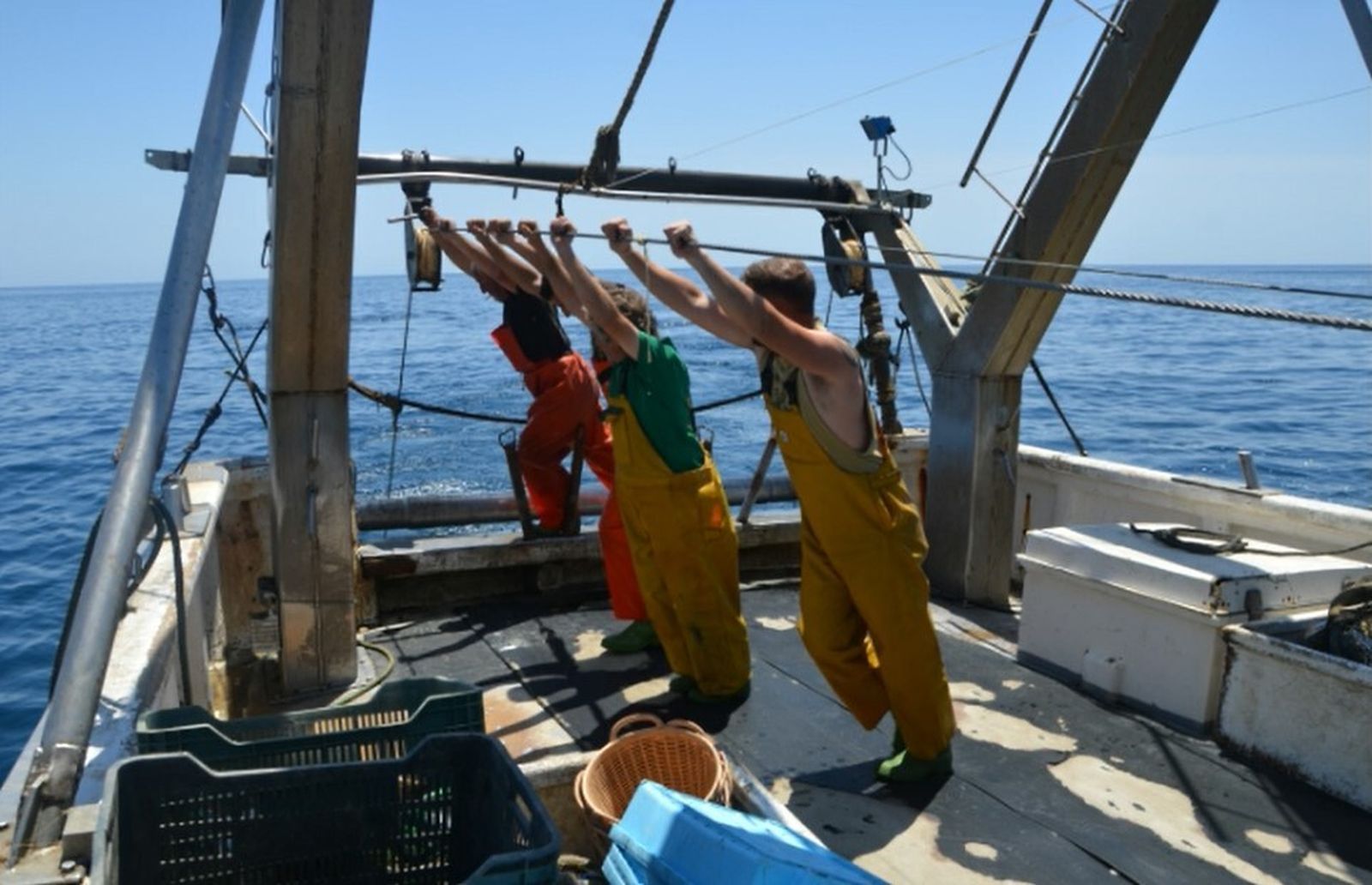Pescadores faenando en una embarcación.