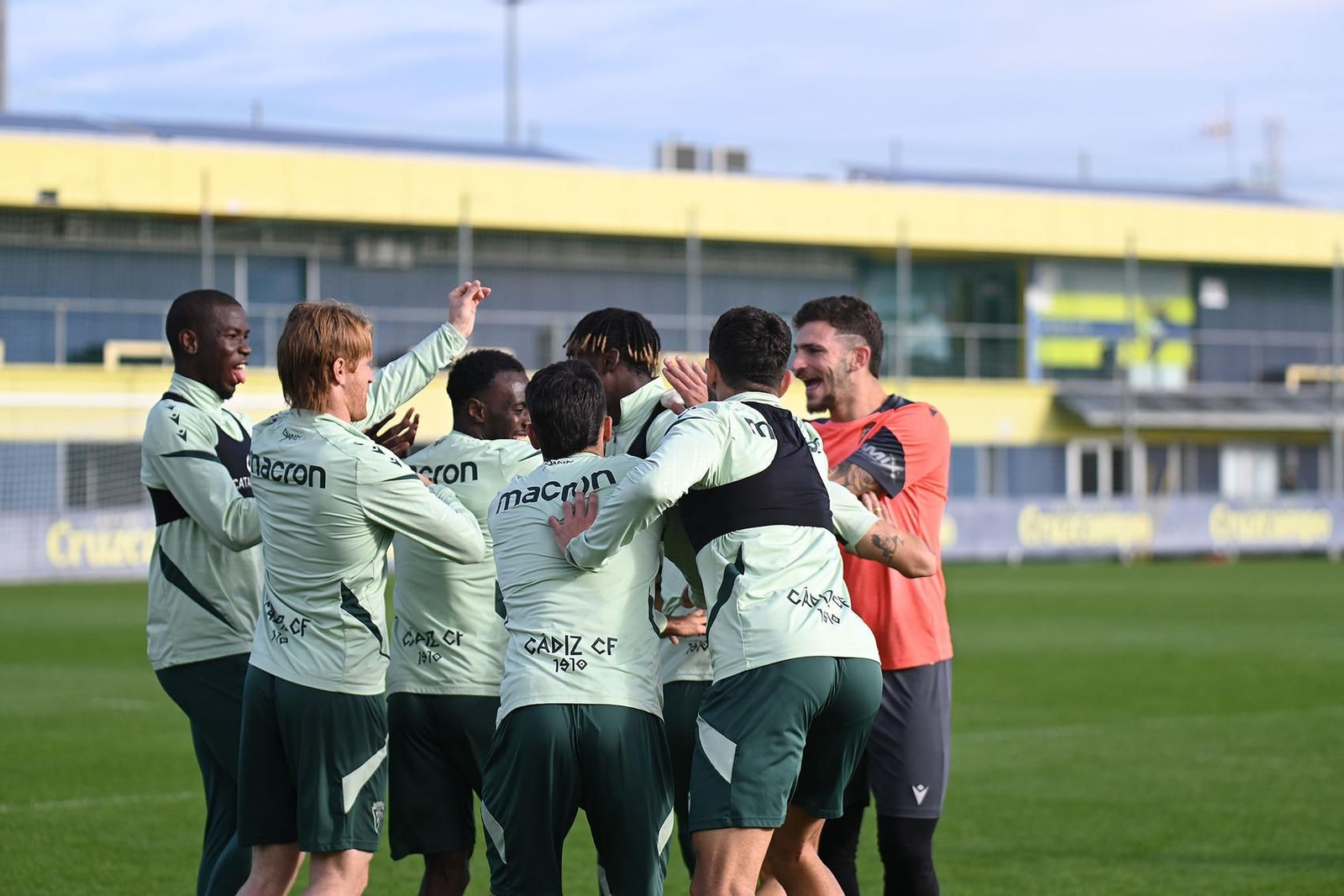 Buen rollo en un reciente entrenamiento del Cádiz.