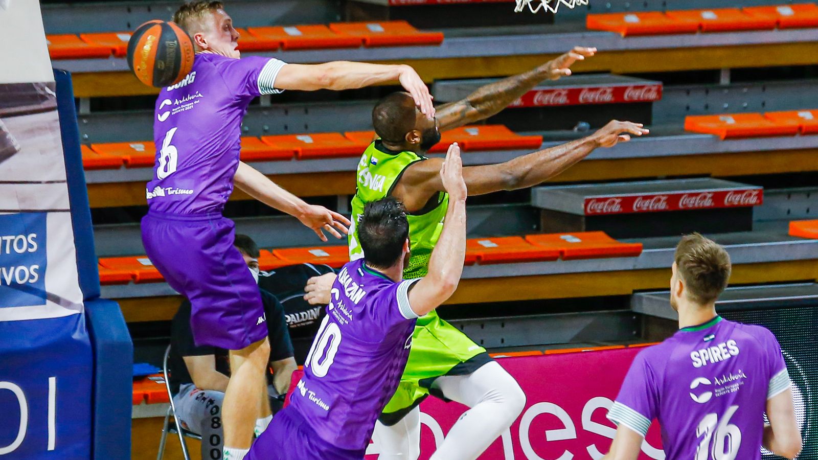 Borg trata de taponar a Eyenga.