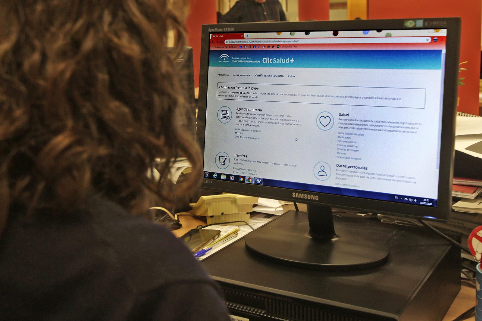 Una usuaria consultando la página web de ClicSalud+ en su ordenador.