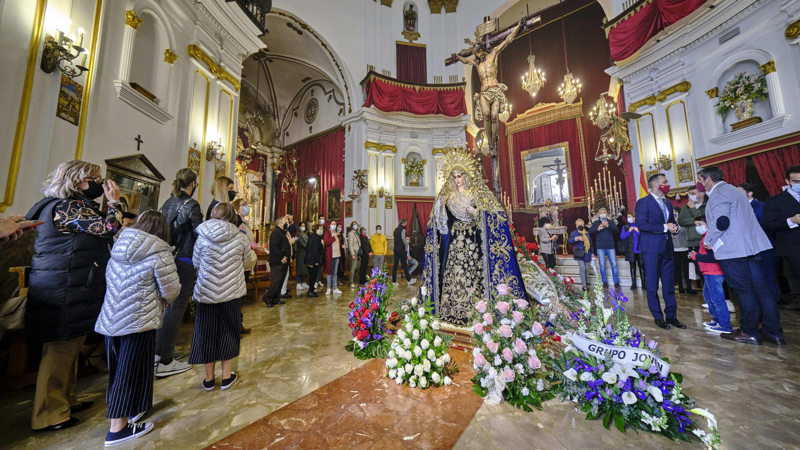 La Virgen de las Penas, el Lunes Santo a los pies del Cristo de la Misericordia. La Virgen de las Penas, el Lunes Santo a los pies del Cristo de la Misericordia.