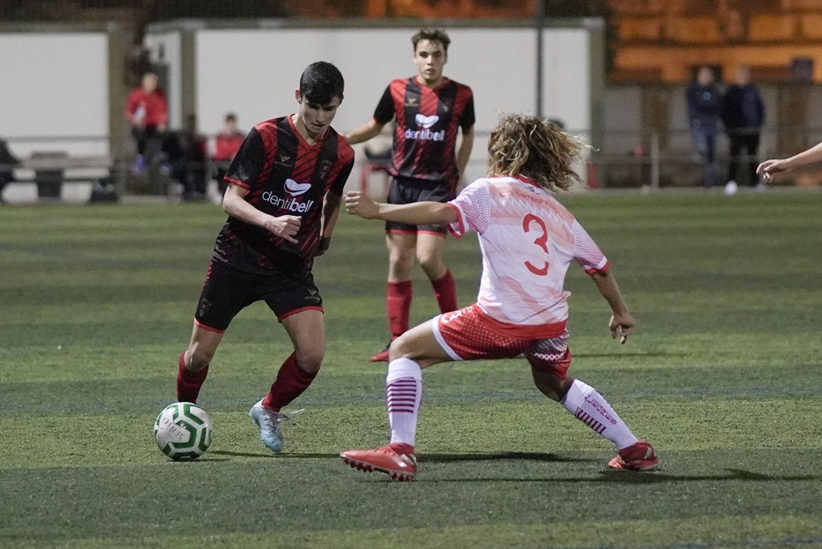 Un jugador del Séneca escapa de la presión de un rival del Siempre Alegres.