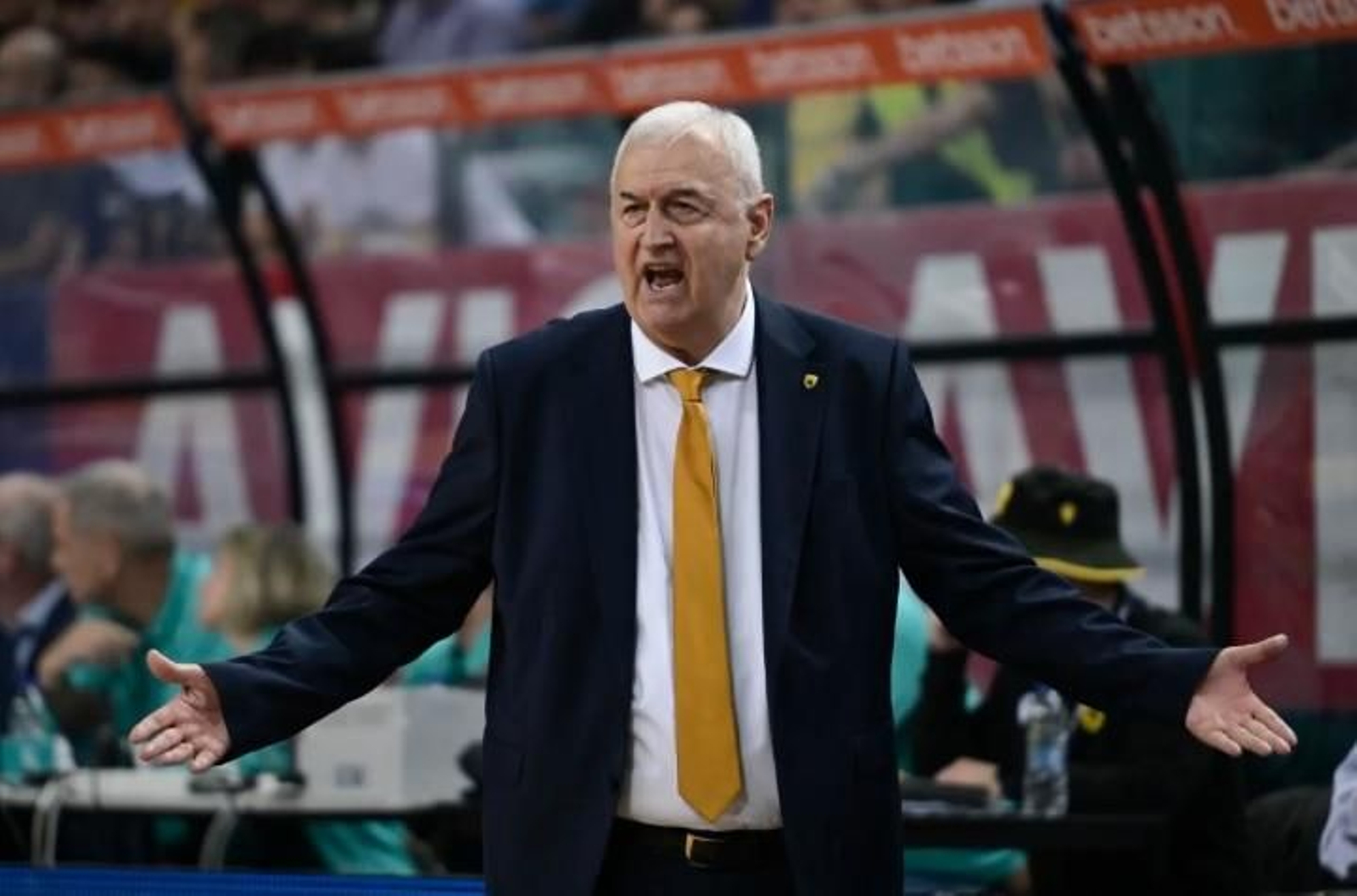 Sakota, técnico del AEK. Sakota, técnico del AEK.