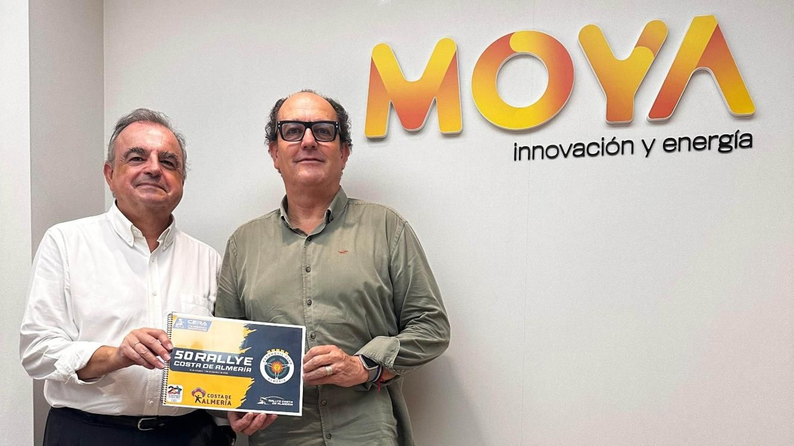 El vicepresidente del Automóvil Club de Almería y el director general de Moya Innovación y Energía, tras la firma del acuerdo.
