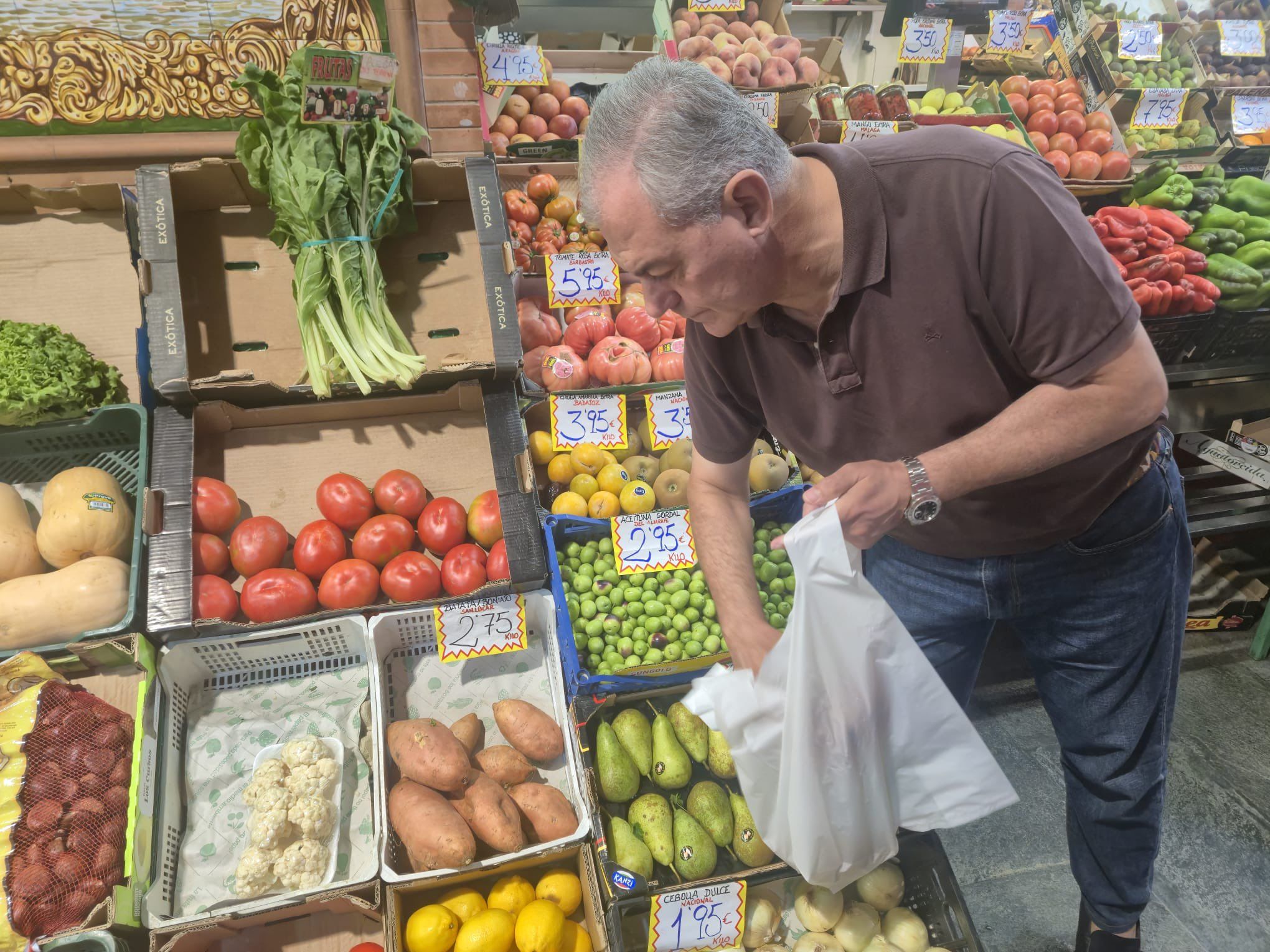 Sanz reaparece en el Mercado de Triana tras su indisposición del lunes