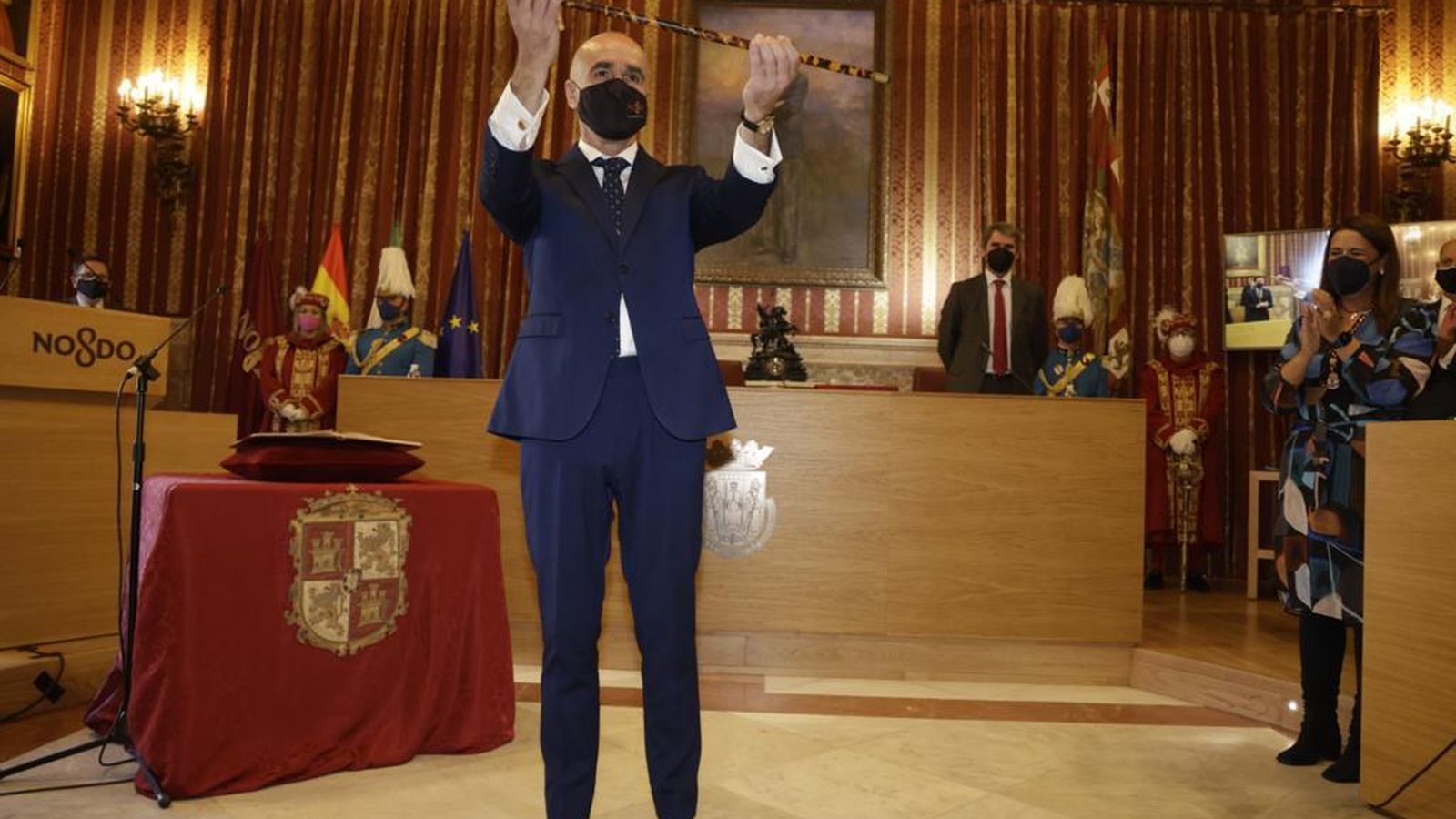 Antonio Muñoz posa con el bastón de mando tras ser elegido alcalde de Sevilla.