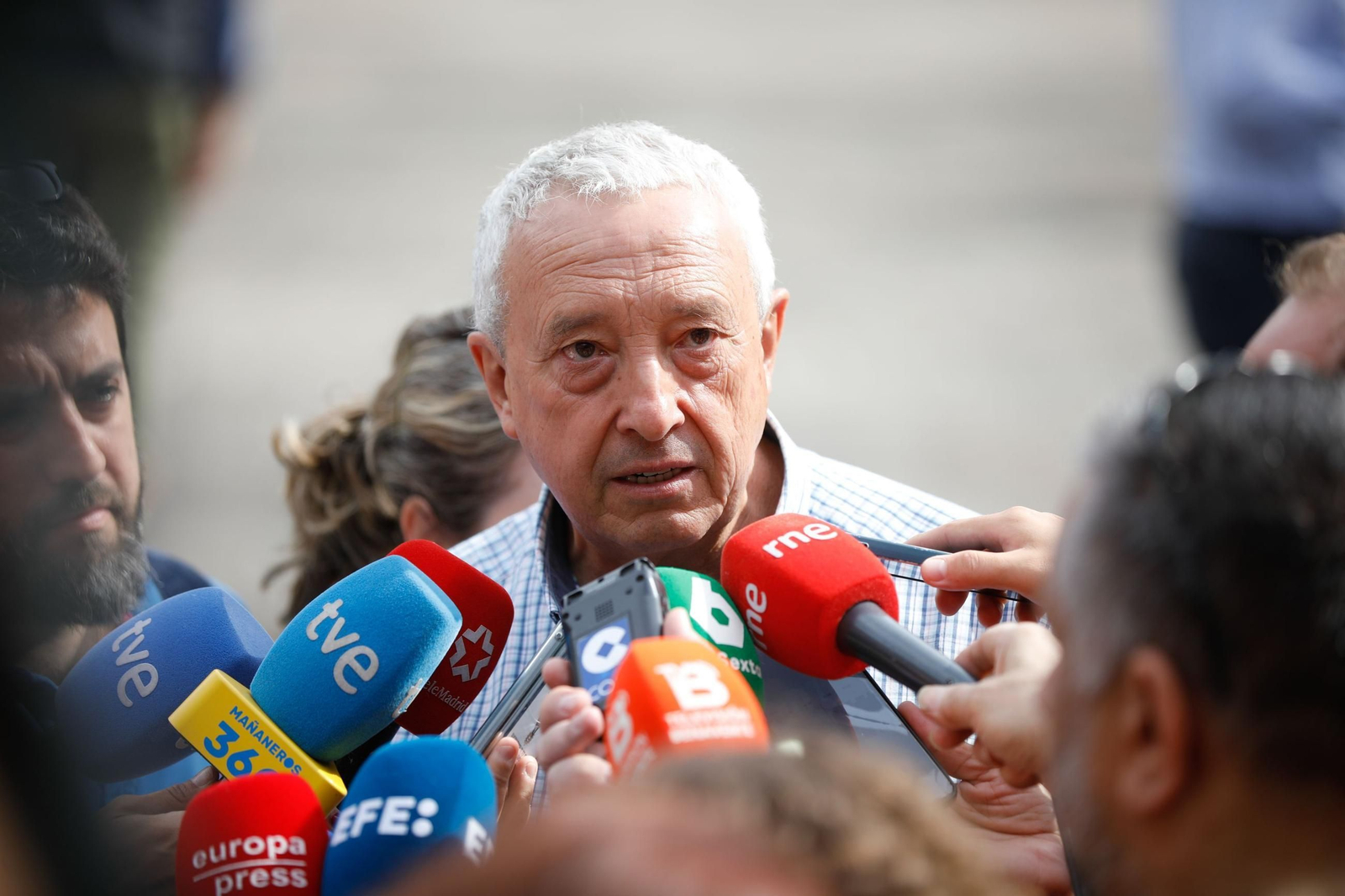 Las fotos de la visita de los Reyes a las zonas afectadas por los incendios en Sanabria y Las Médulas