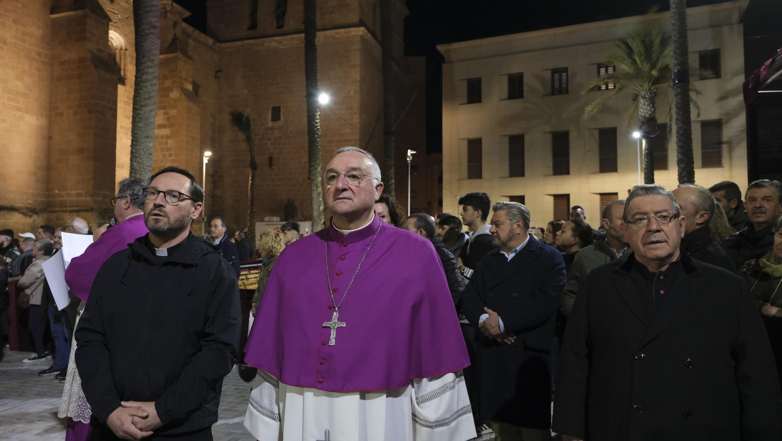 Procesión del Vía Crucis-Cristo de la Escucha en Almería, en imágenes