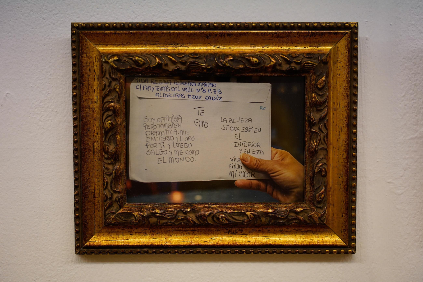 Fotos a Natalia Leiva con su exposición Miénteme, dime que me quieres