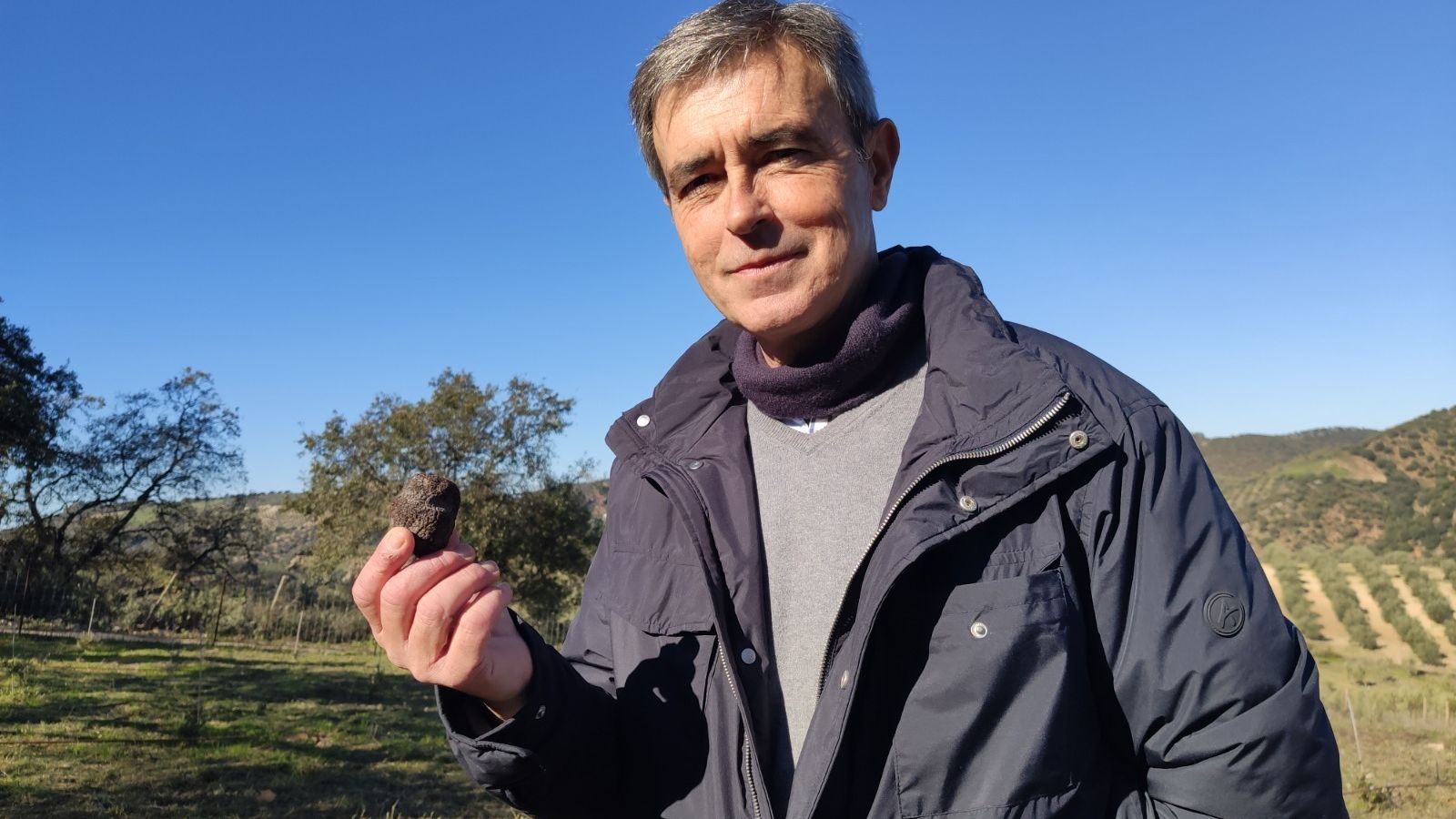 El alcalde Ángel Acuña, con un ejemplar de trufa negra similar a la que se quiere cultivar en Algodonales.