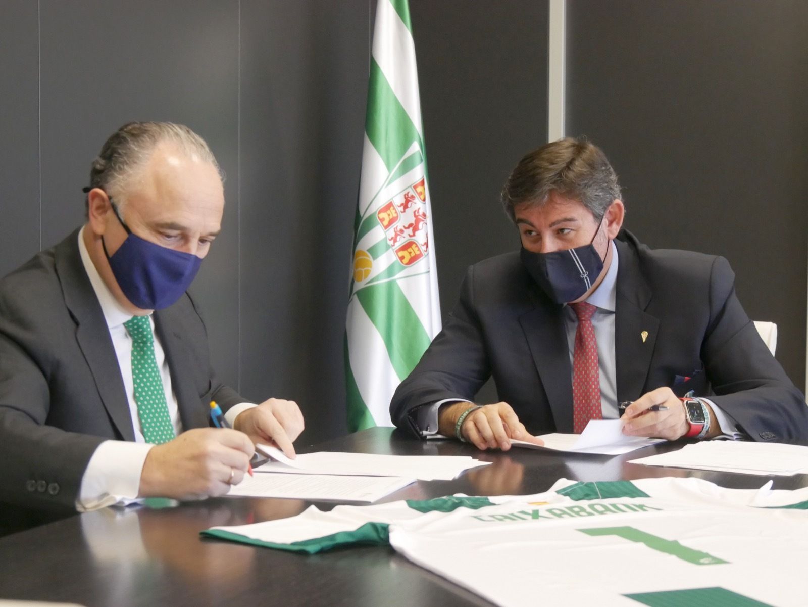 Juan Ignacio Zafra y Javier González Calvo, en el momento de la firma del acuerdo.