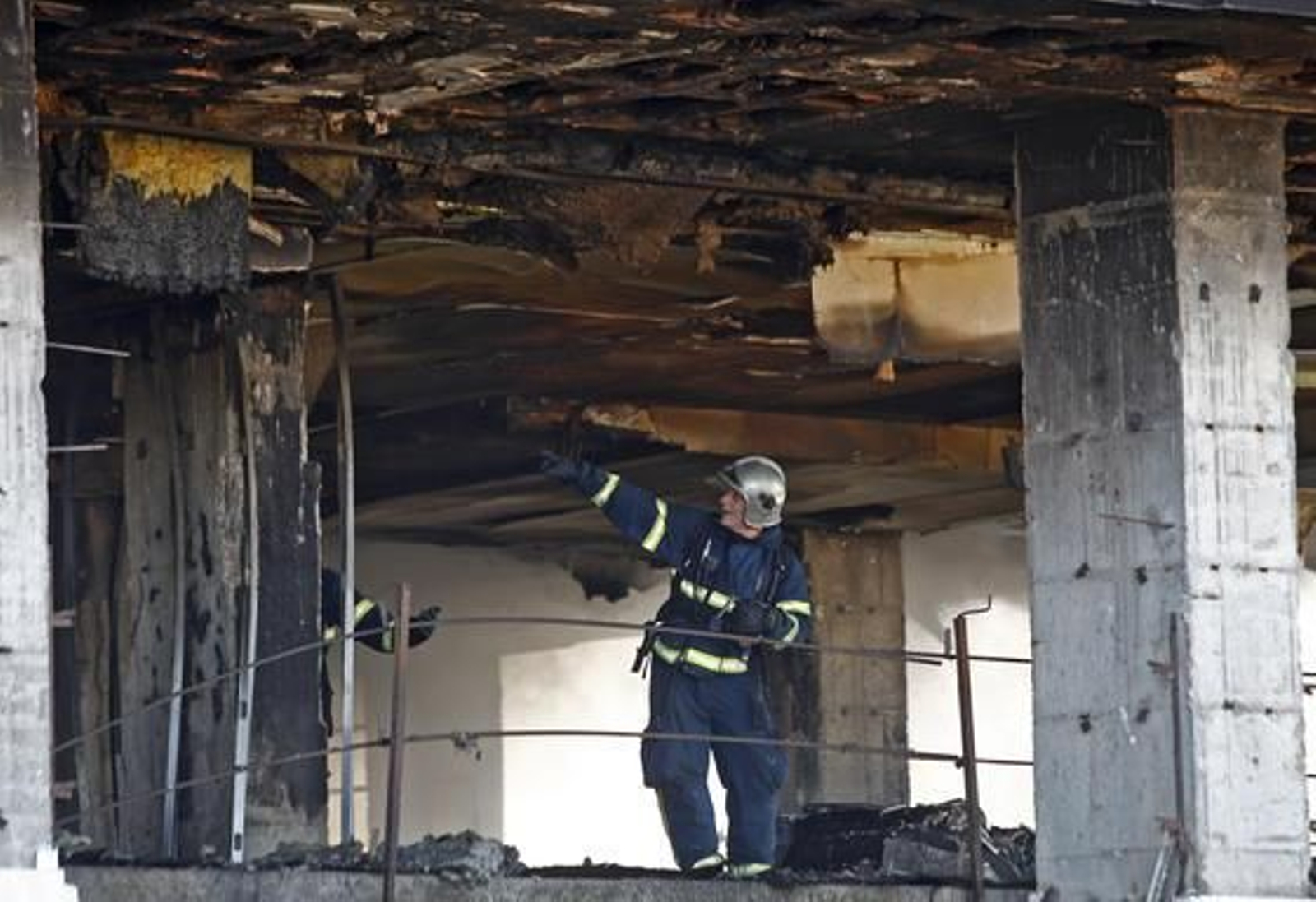 Espectacular incendio en un edificio de la calle Brasil. /Jesús Marín